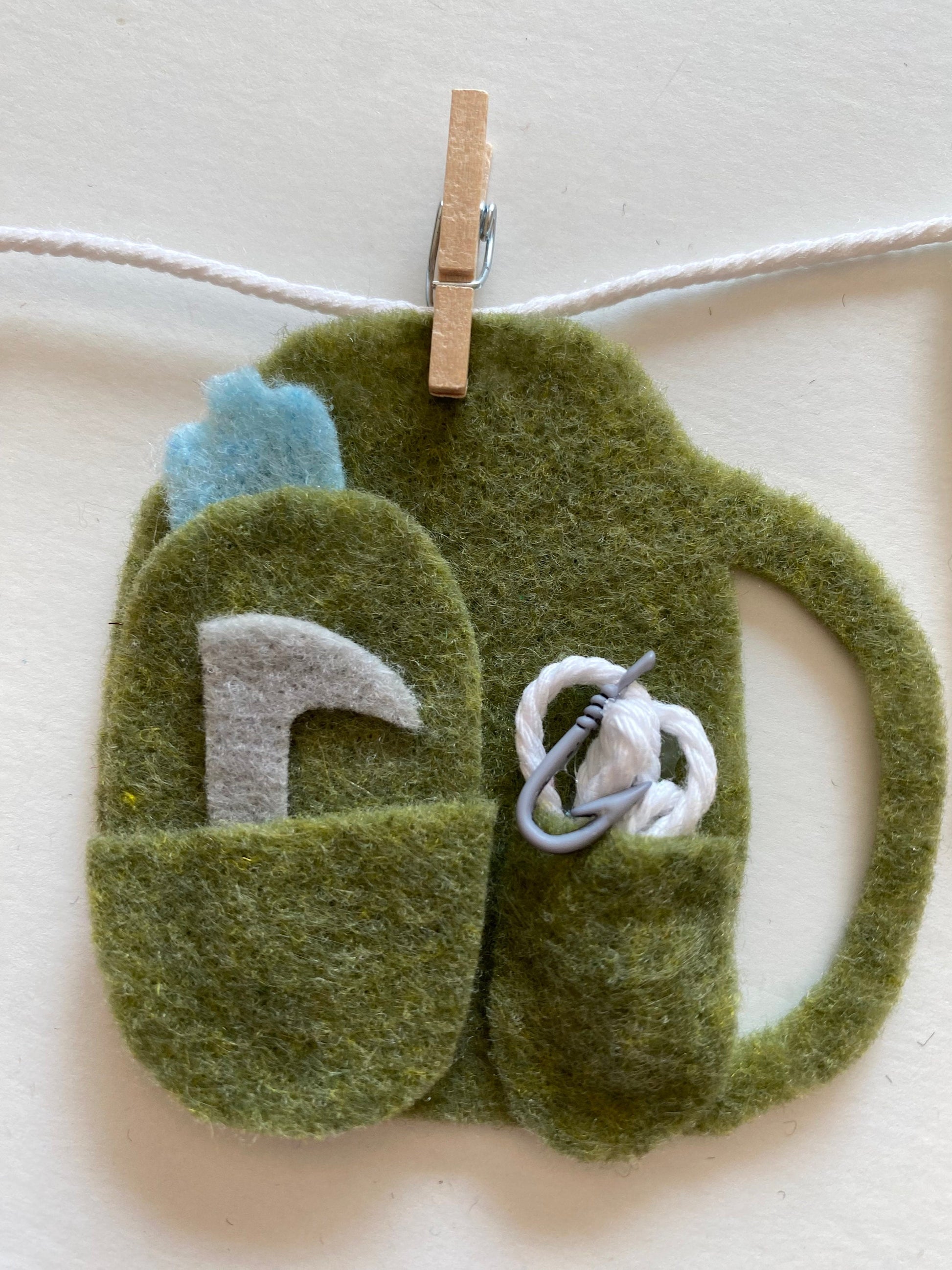 Hiker’s Gear Miniature Felt Clothesline Banner, Hiking Garland, Mountain Climbers Bunting, Outdoorsman Wall Hanging Decoration