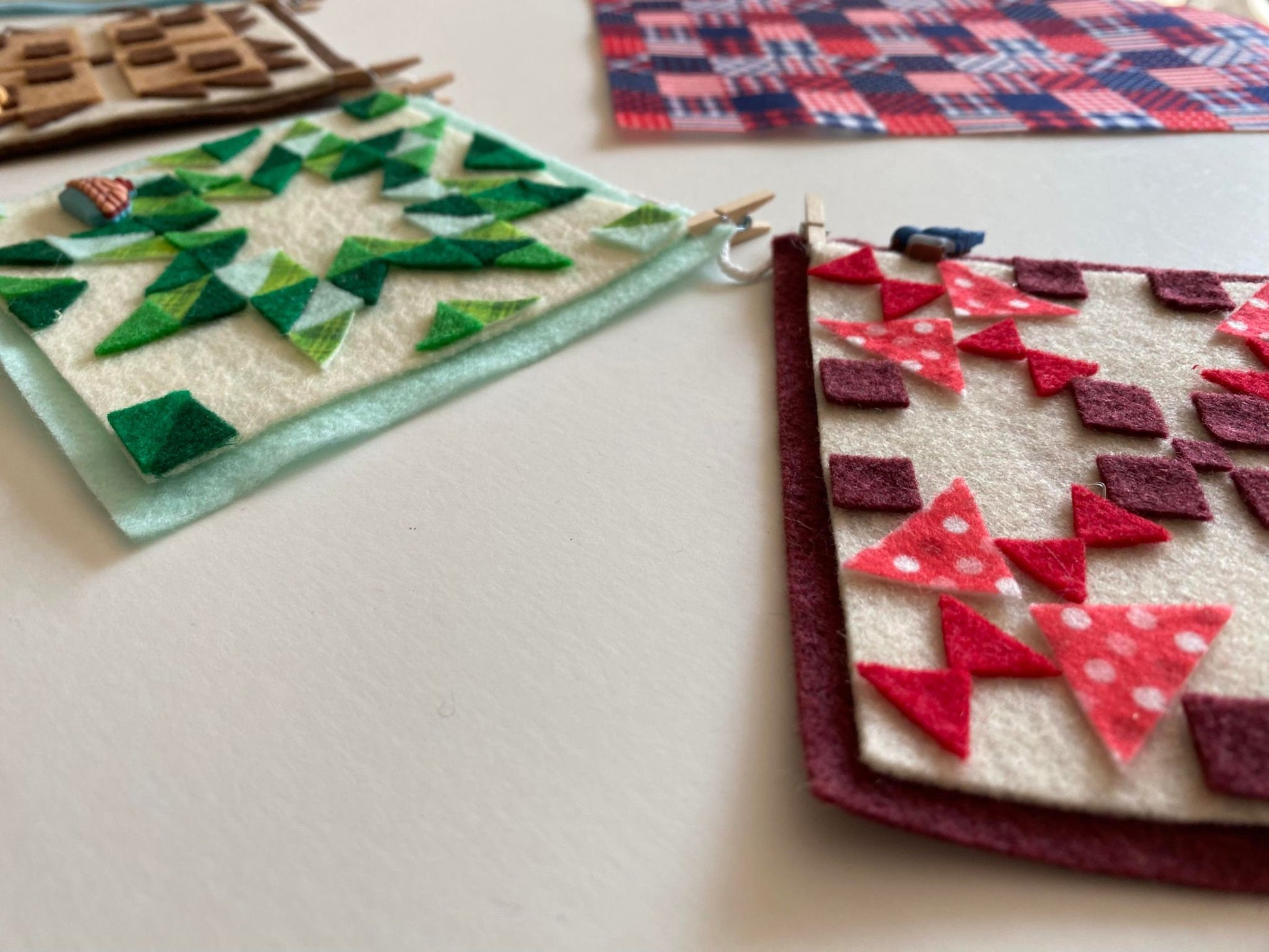 Miniature Felt Quilts Clothesline, with Birds, Picnic Basket, and Pie Garland, Quilting Banner, Wall Hanging Decoration