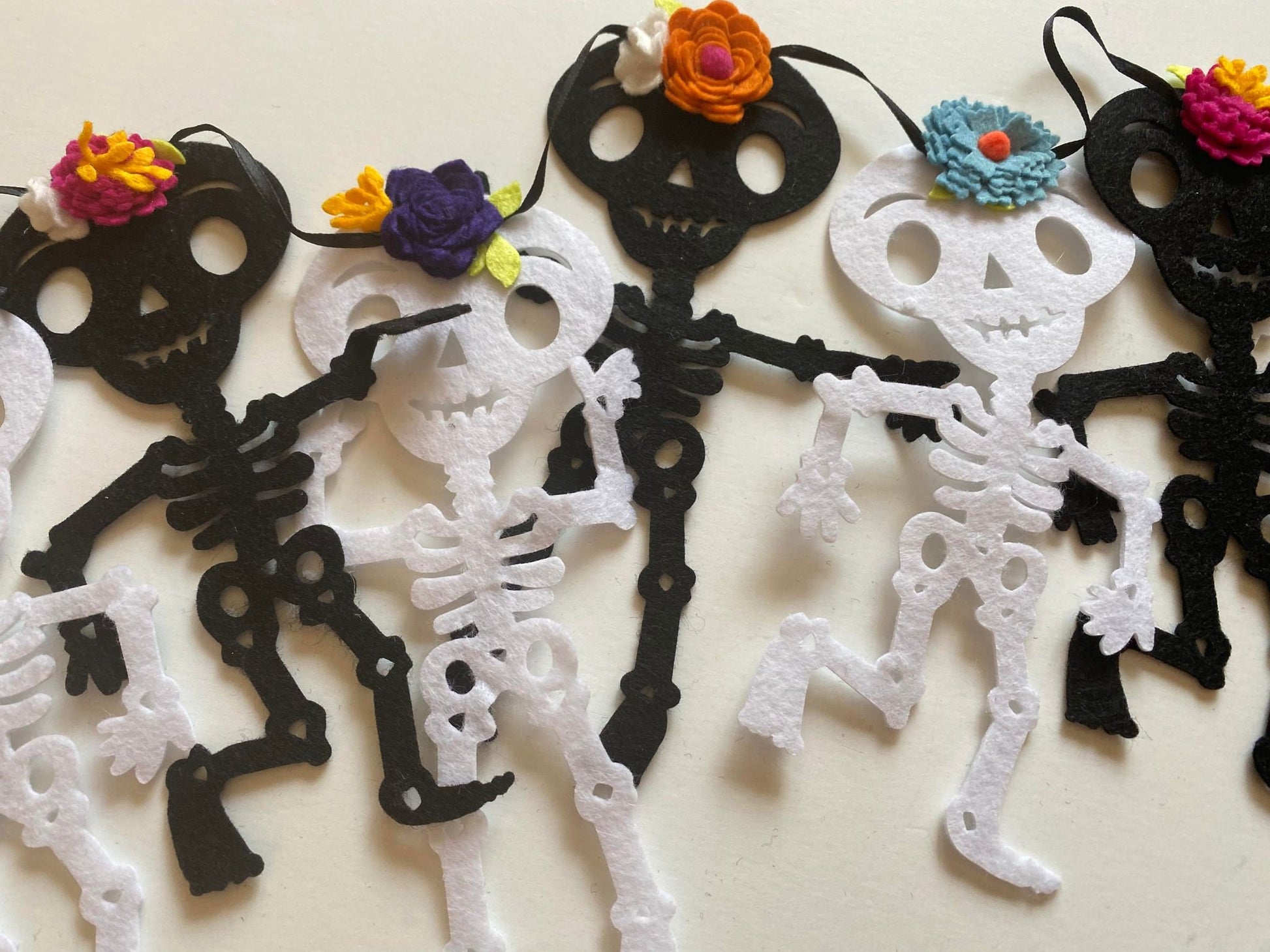 Day of the Dead Skeleton Felt Banner with Felt Flowers Garland, Dia de los Muertos Banner, Mexican Holiday Bunting, Skull Wall Hanging Decor