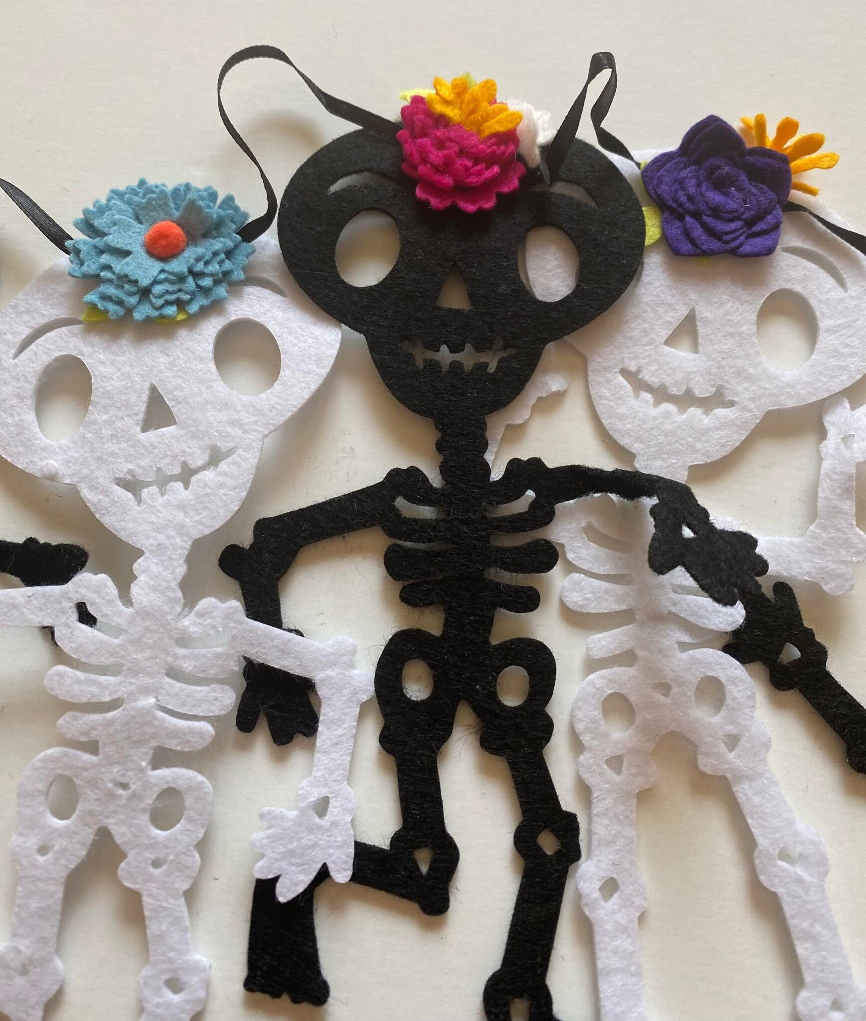 Day of the Dead Skeleton Felt Banner with Felt Flowers Garland, Dia de los Muertos Banner, Mexican Holiday Bunting, Skull Wall Hanging Decor