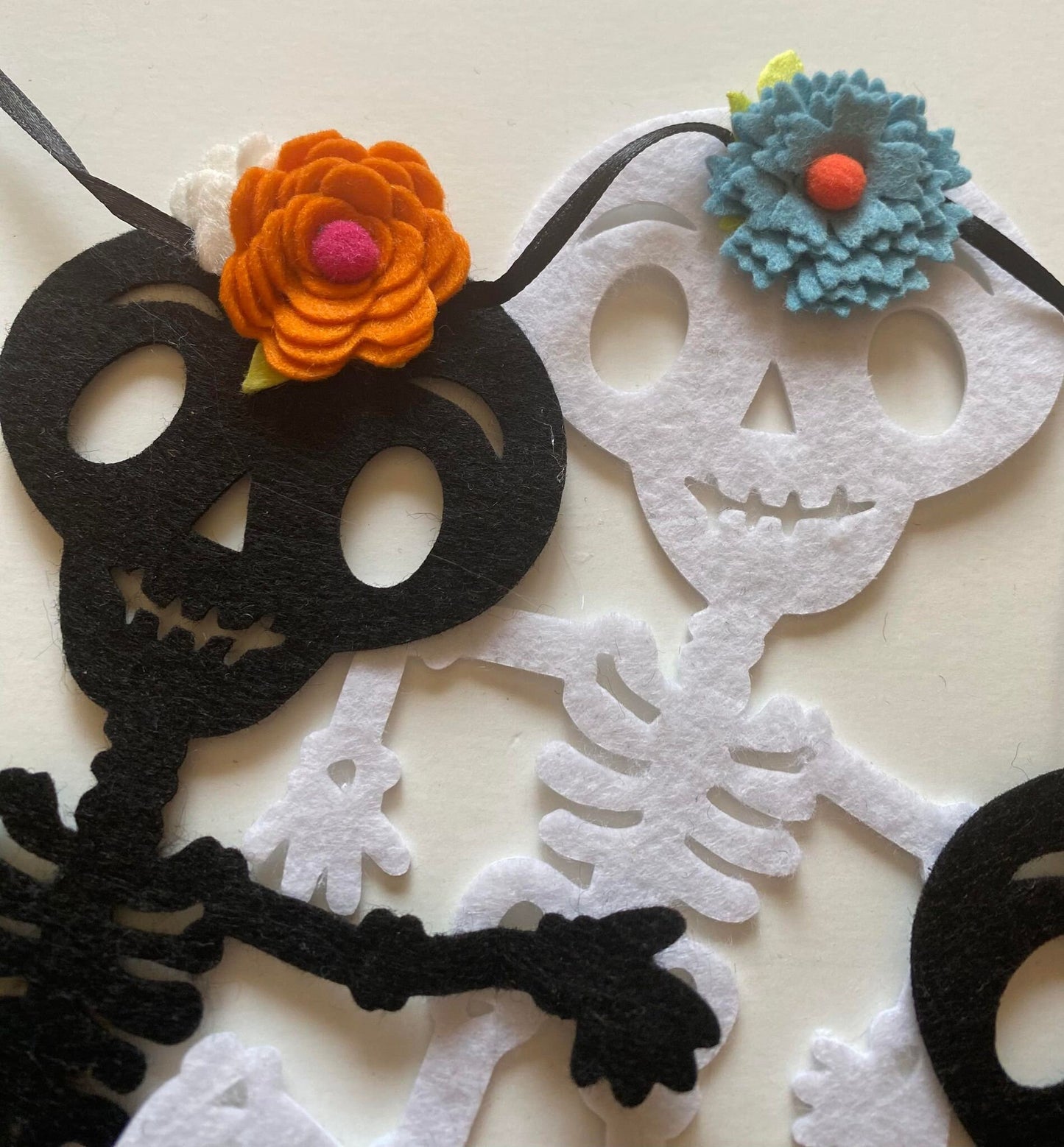 Day of the Dead Skeleton Felt Banner with Felt Flowers Garland, Dia de los Muertos Banner, Mexican Holiday Bunting, Skull Wall Hanging Decor