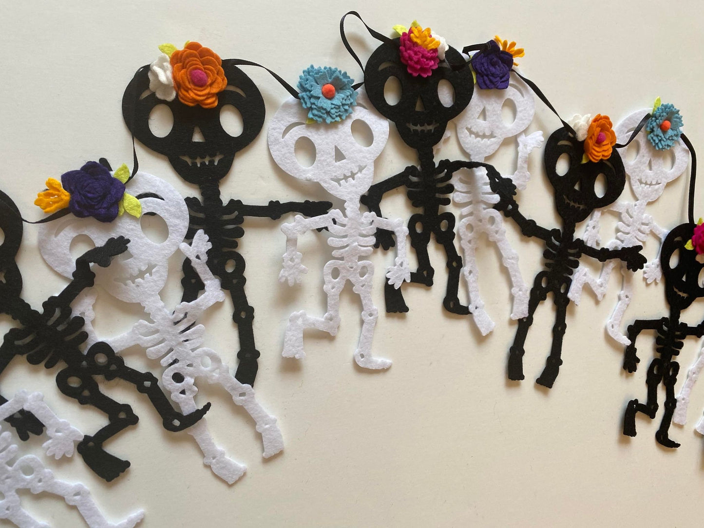 Day of the Dead Skeleton Felt Banner with Felt Flowers Garland, Dia de los Muertos Banner, Mexican Holiday Bunting, Skull Wall Hanging Decor