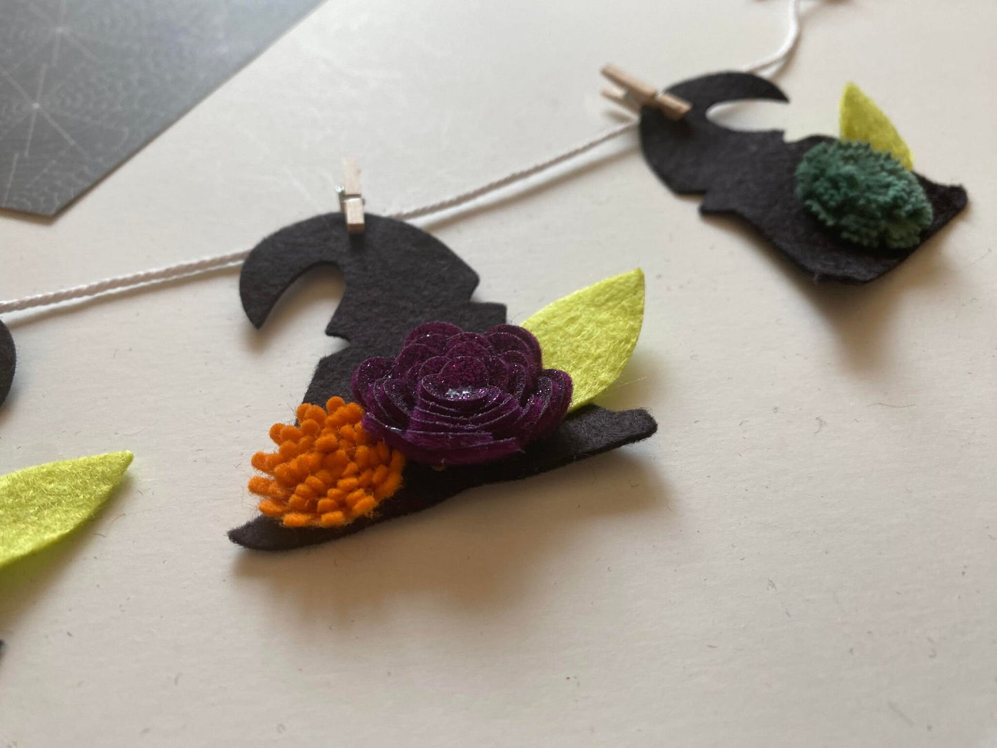 Witch Hat Banner with Felt Flowers, Miniature Felt Clothesline, Halloween Garland, Bunting, Wall Hanging Decoration for Home Decor