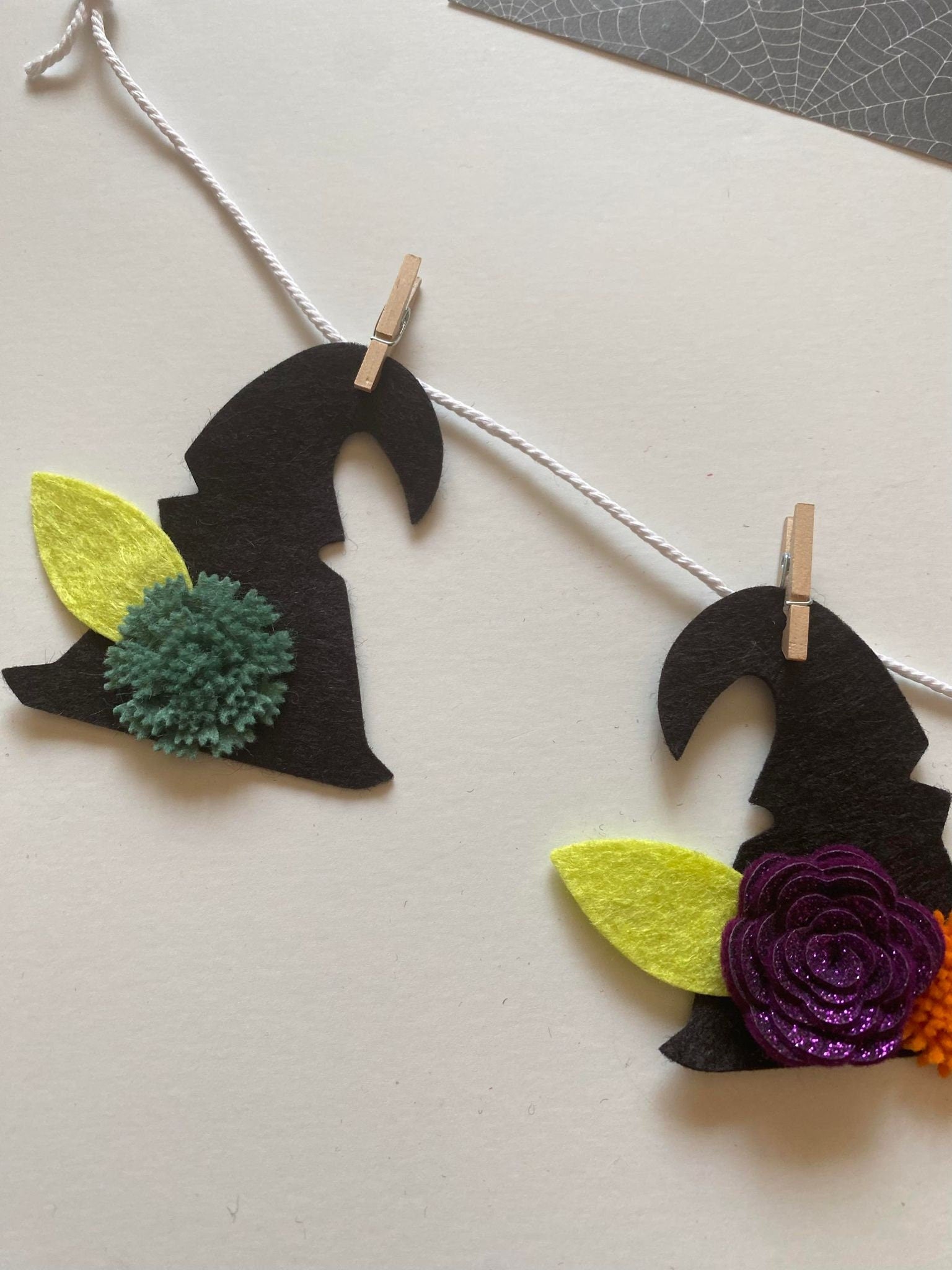 Witch Hat Banner with Felt Flowers, Miniature Felt Clothesline, Halloween Garland, Bunting, Wall Hanging Decoration for Home Decor