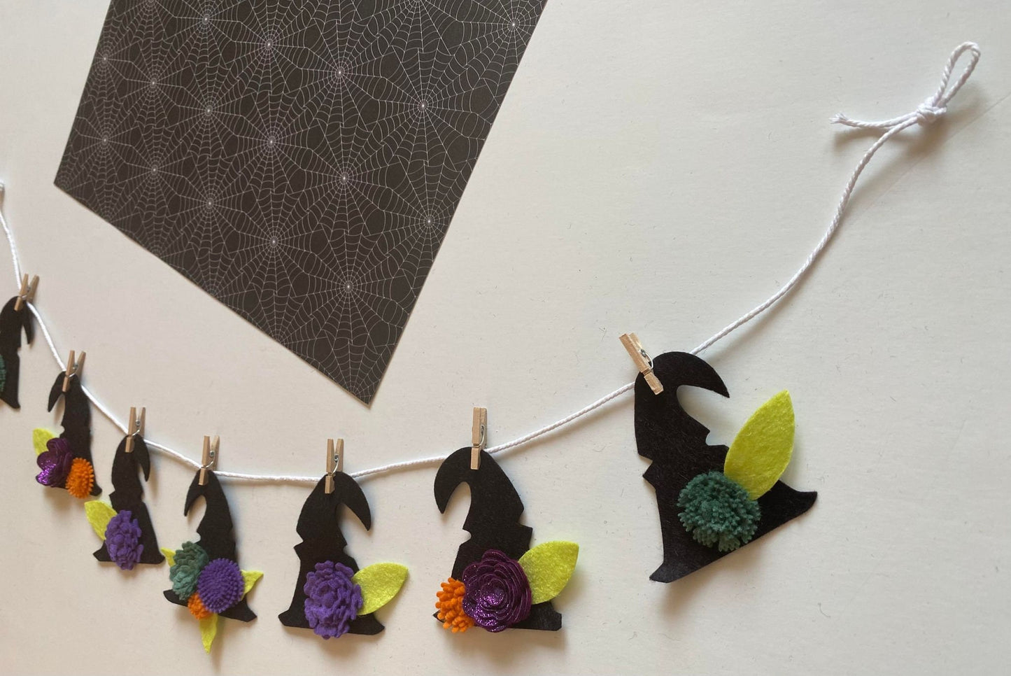 Witch Hat Banner with Felt Flowers, Miniature Felt Clothesline, Halloween Garland, Bunting, Wall Hanging Decoration for Home Decor