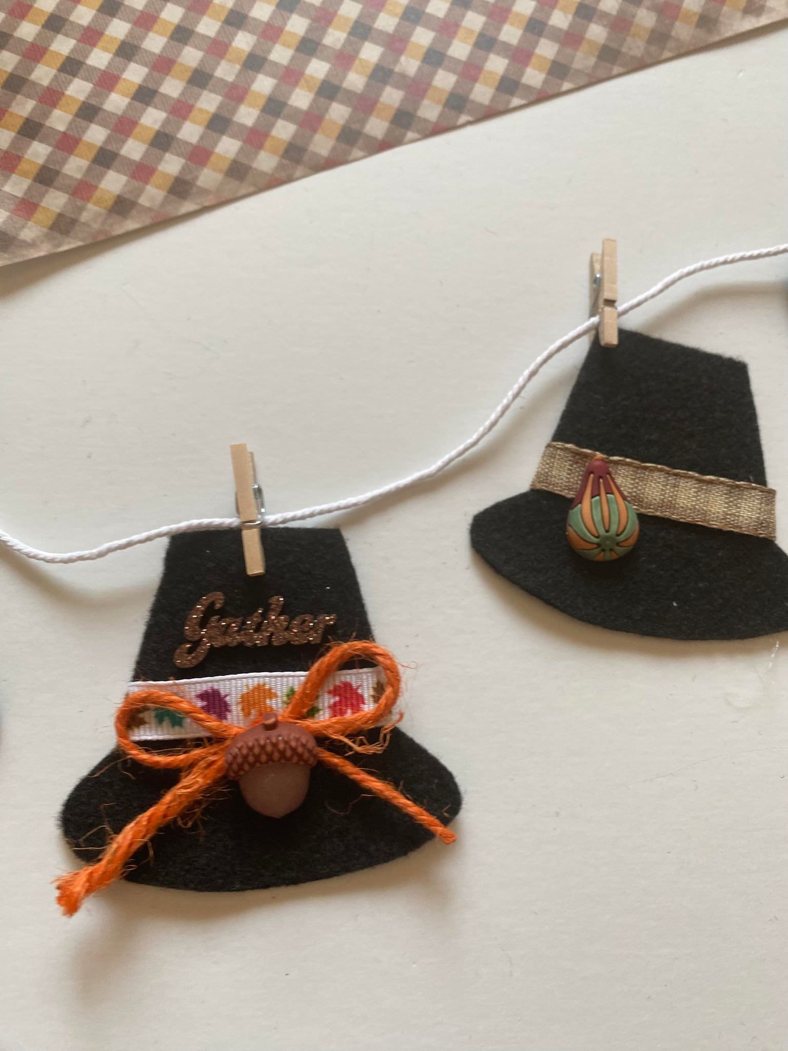 Pilgrim Hat Clothesline Banner, Pilgrim's Laundry Line, Thanksgiving Bunting, Miniature Felt Garland, Tiered Tray Home Decor for November