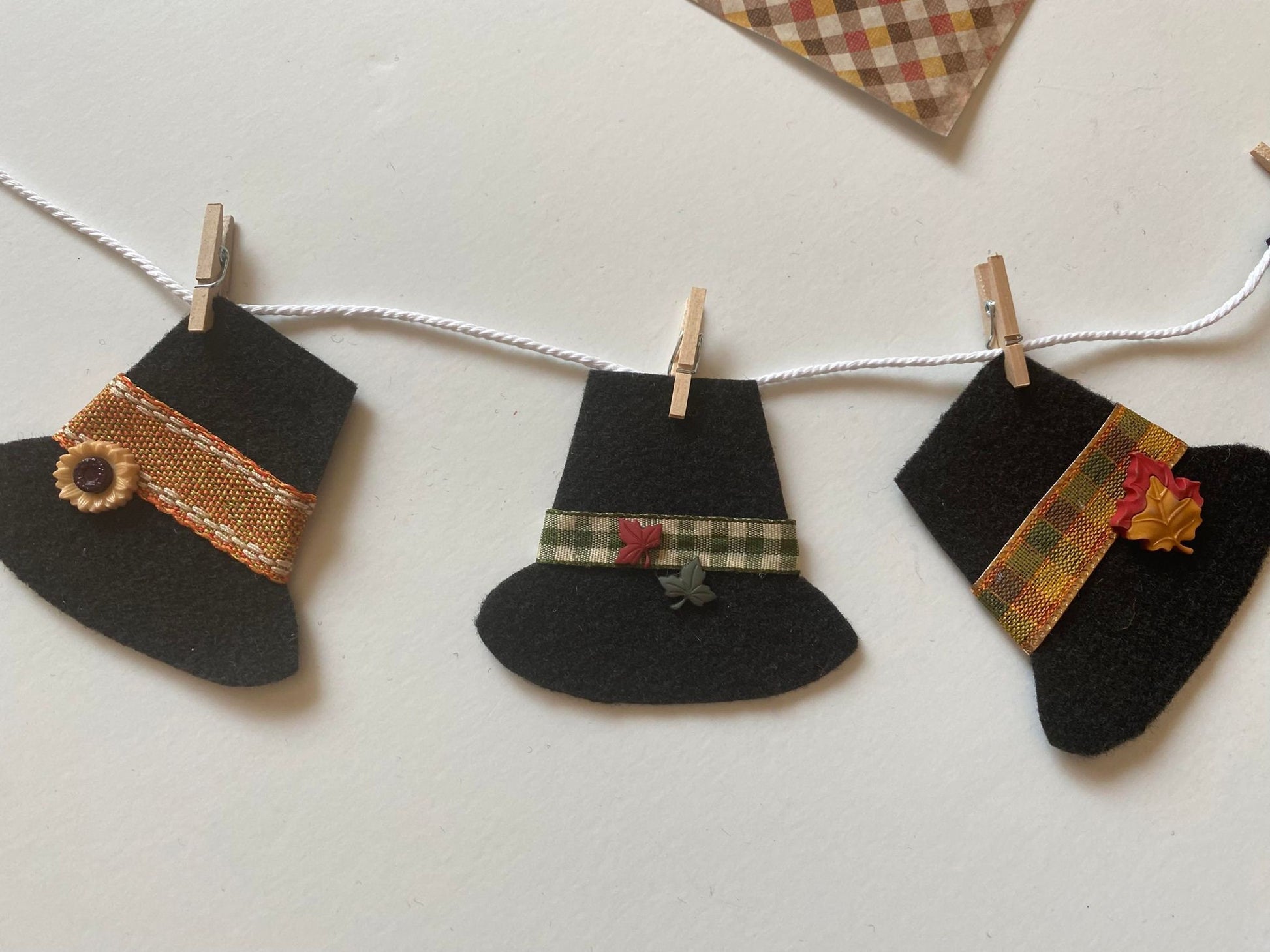 Pilgrim Hat Clothesline Banner, Pilgrim's Laundry Line, Thanksgiving Bunting, Miniature Felt Garland, Tiered Tray Home Decor for November