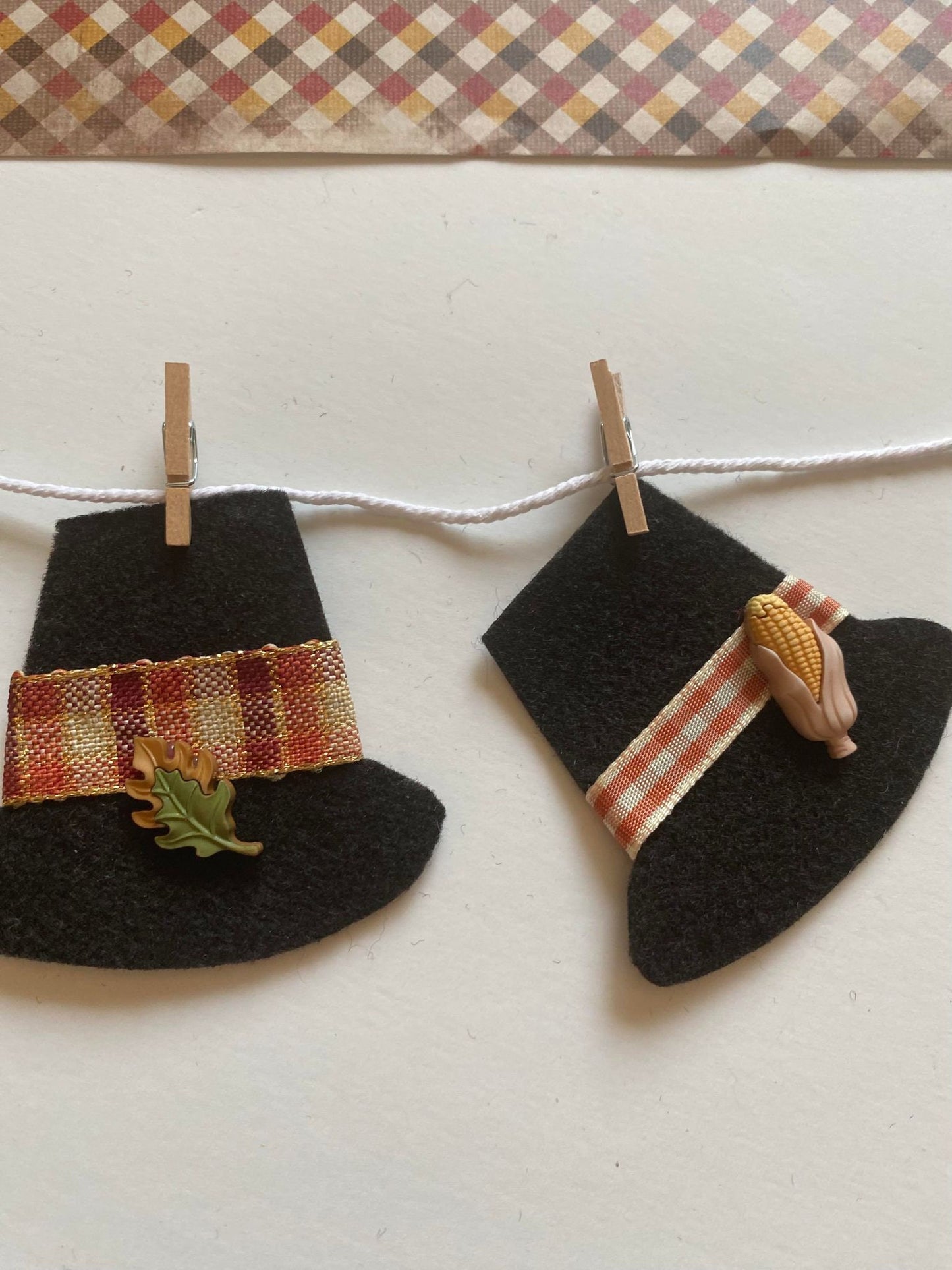 Pilgrim Hat Clothesline Banner, Pilgrim's Laundry Line, Thanksgiving Bunting, Miniature Felt Garland, Tiered Tray Home Decor for November