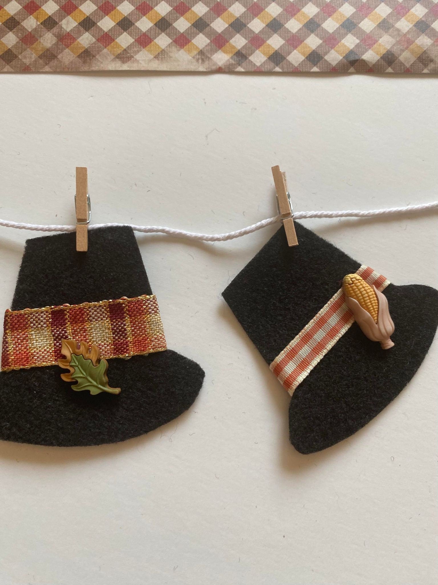 Pilgrim Hat Clothesline Banner, Pilgrim's Laundry Line, Thanksgiving Bunting, Miniature Felt Garland, Tiered Tray Home Decor for November