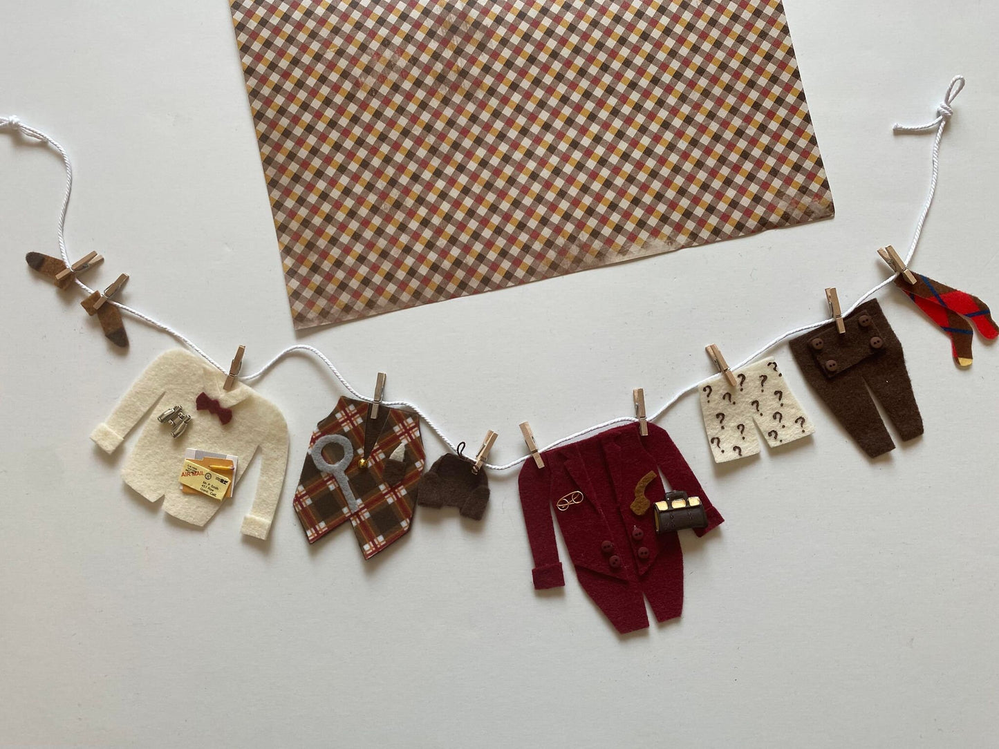 Sherlock Holmes' Miniature Felt Clothesline Banner, Detective Laundry Line, Mystery Party Decoration, Wall Hanging, Bunting