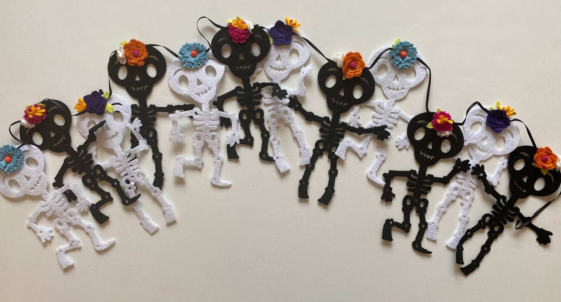 Day of the Dead Skeleton Felt Banner with Felt Flowers Garland, Dia de los Muertos Banner, Mexican Holiday Bunting, Skull Wall Hanging Decor