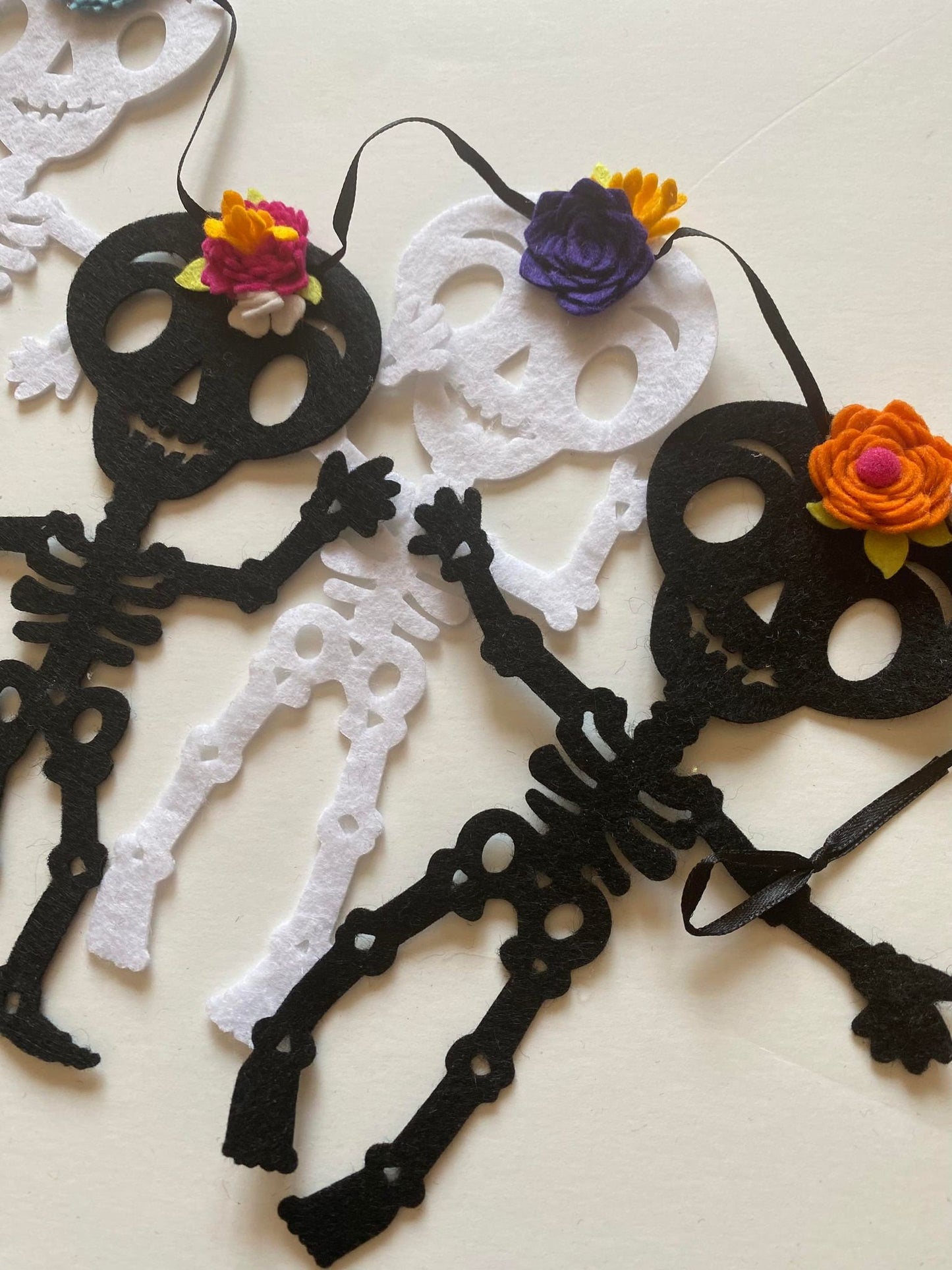 Day of the Dead Skeleton Felt Banner with Felt Flowers Garland, Dia de los Muertos Banner, Mexican Holiday Bunting, Skull Wall Hanging Decor