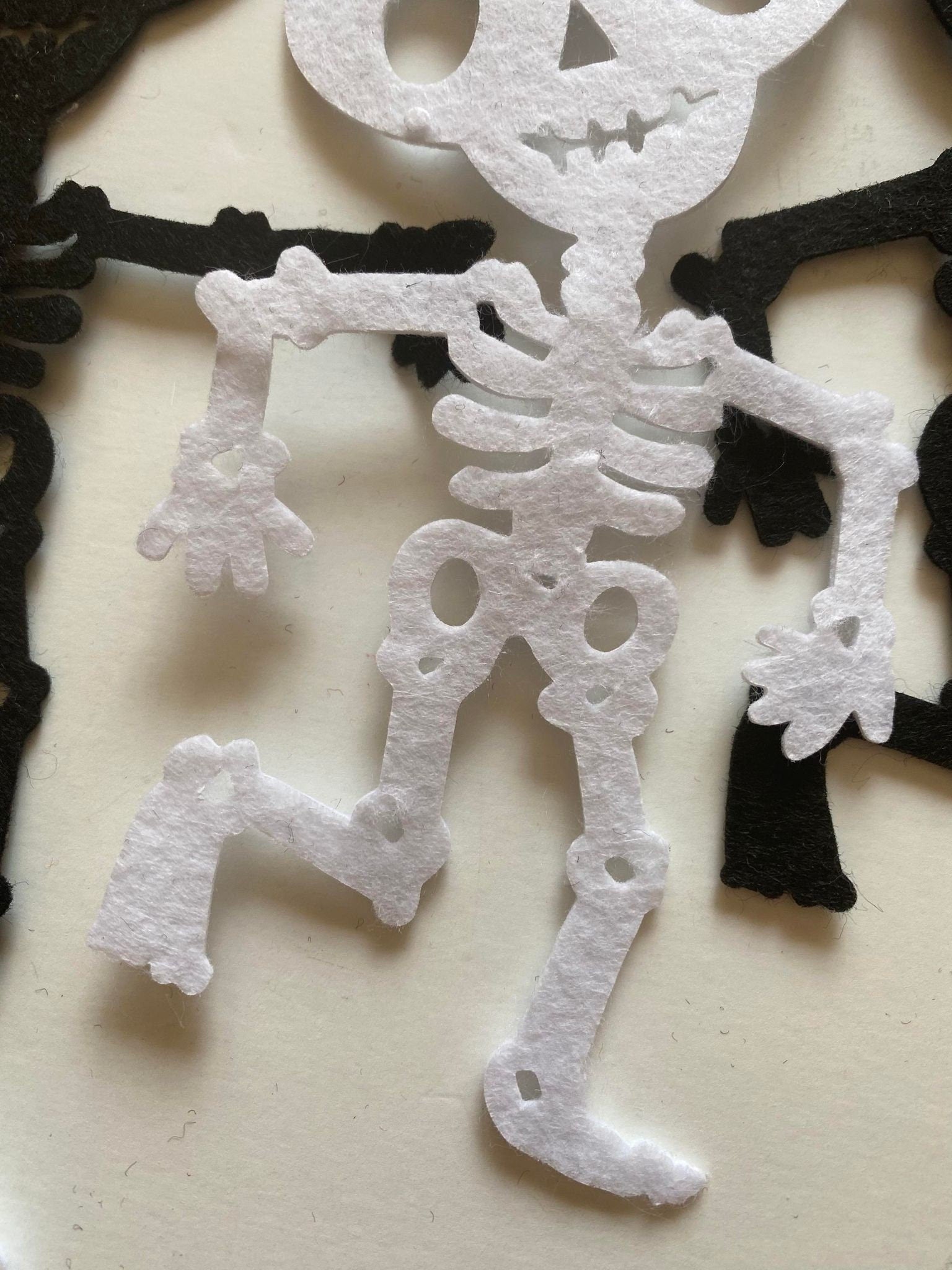 Day of the Dead Skeleton Felt Banner with Felt Flowers Garland, Dia de los Muertos Banner, Mexican Holiday Bunting, Skull Wall Hanging Decor