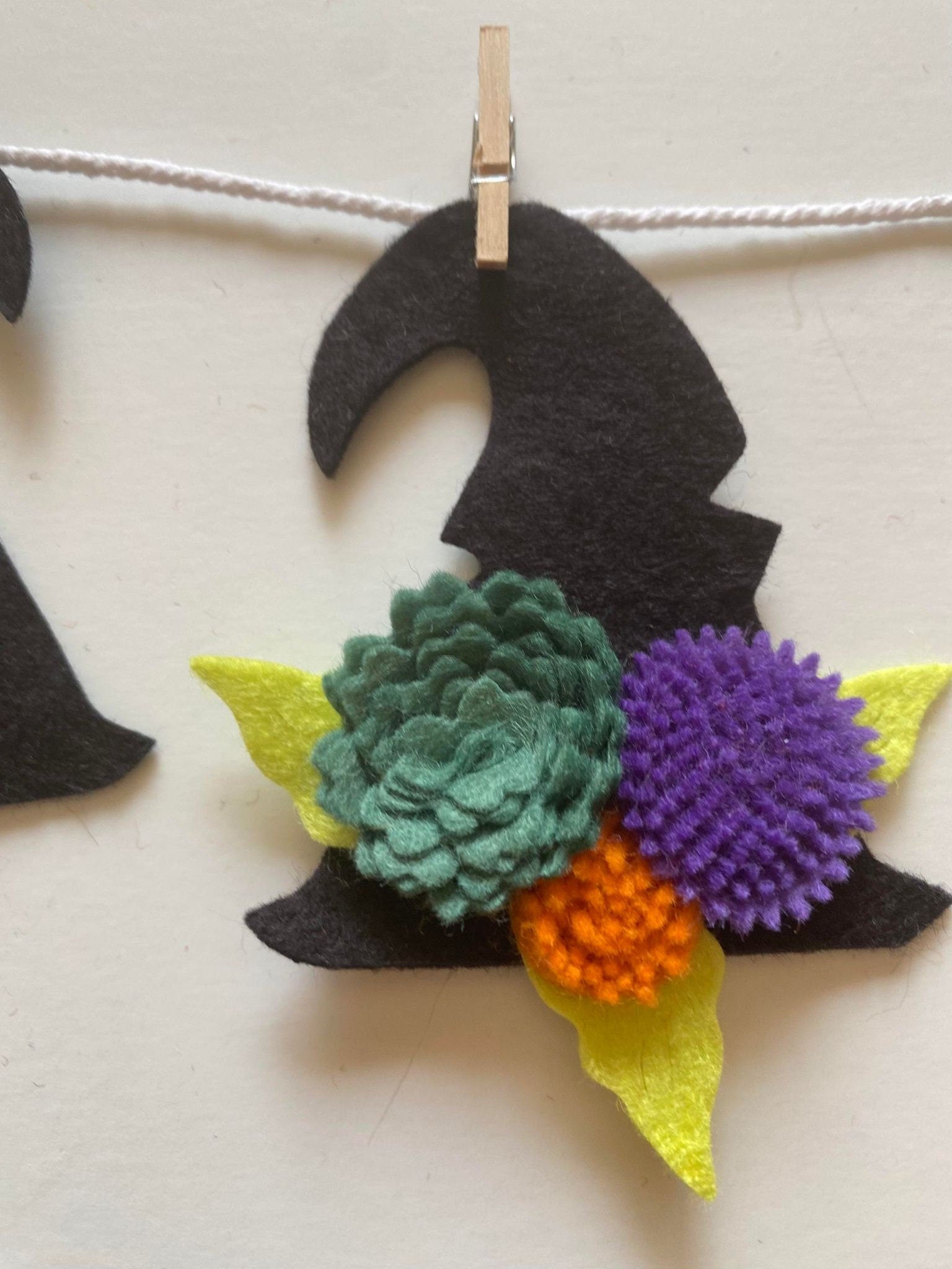 Witch Hat Banner with Felt Flowers, Miniature Felt Clothesline, Halloween Garland, Bunting, Wall Hanging Decoration for Home Decor
