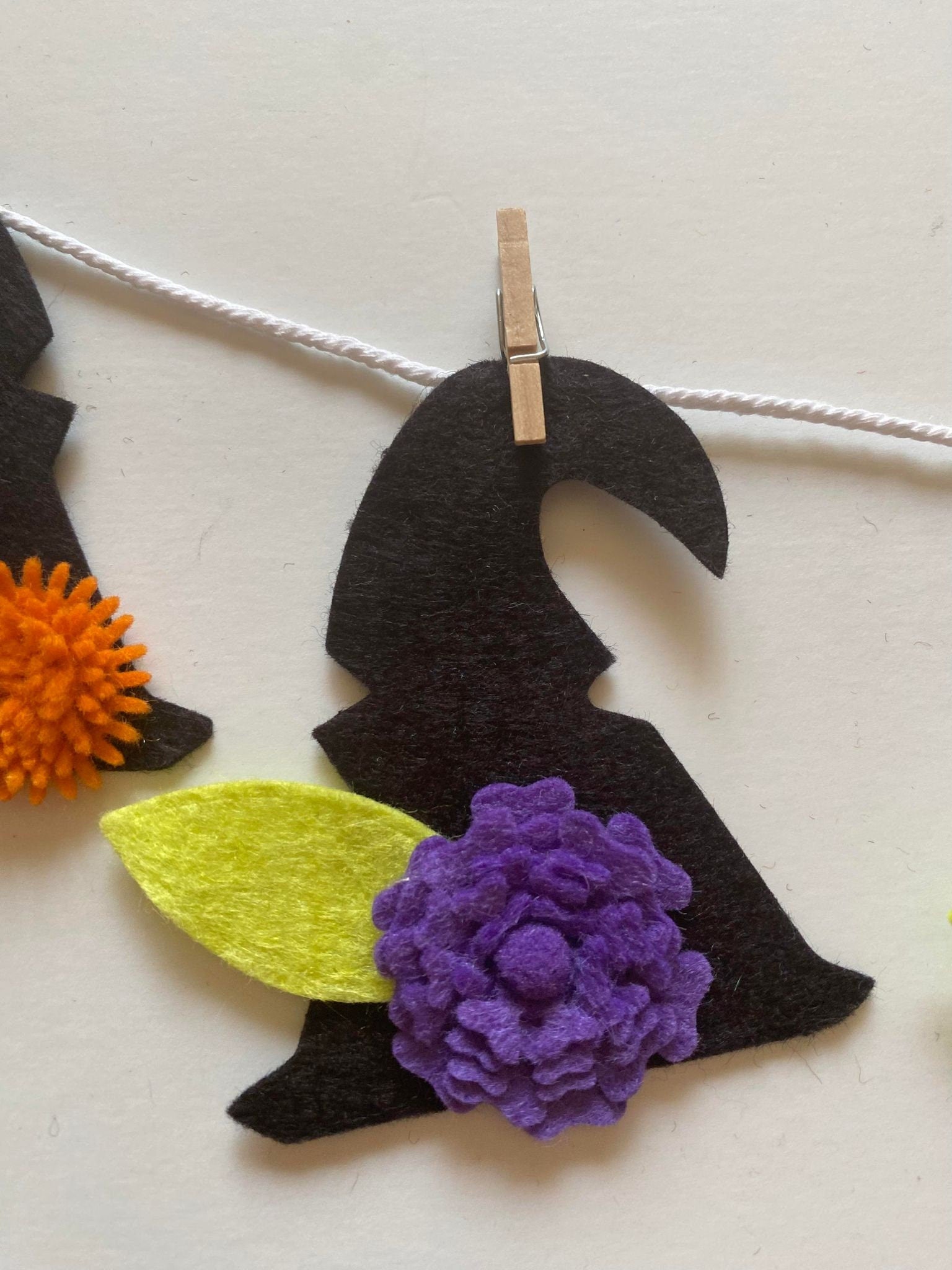 Witch Hat Banner with Felt Flowers, Miniature Felt Clothesline, Halloween Garland, Bunting, Wall Hanging Decoration for Home Decor