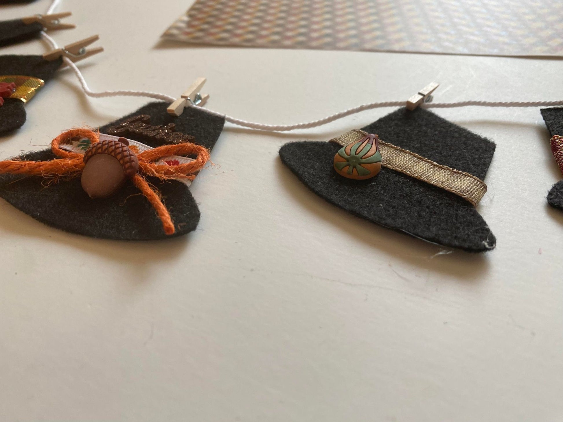 Pilgrim Hat Clothesline Banner, Pilgrim's Laundry Line, Thanksgiving Bunting, Miniature Felt Garland, Tiered Tray Home Decor for November