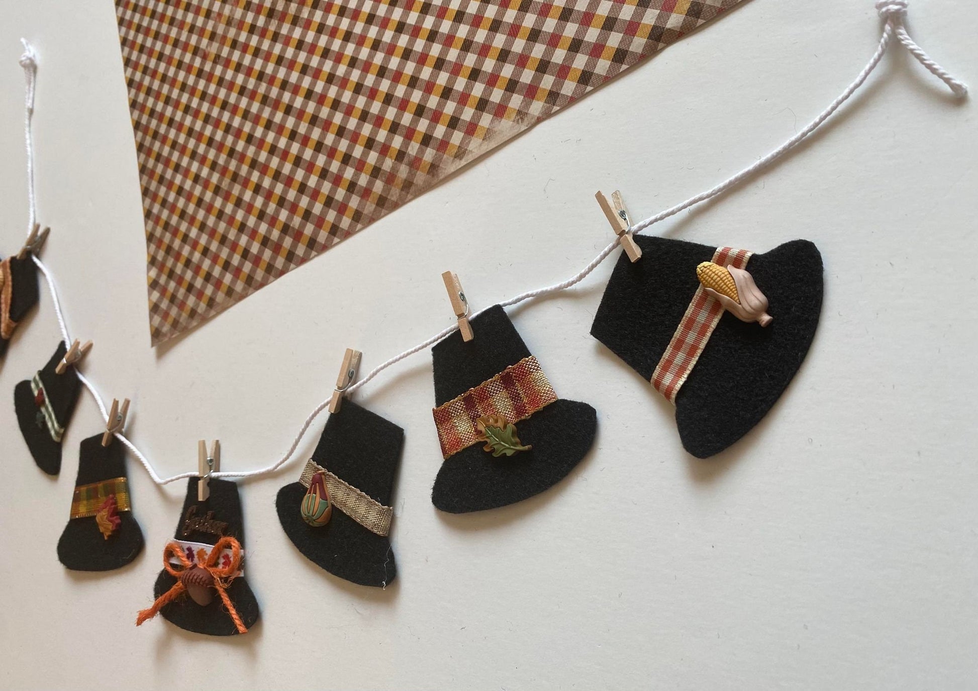 Pilgrim Hat Clothesline Banner, Pilgrim's Laundry Line, Thanksgiving Bunting, Miniature Felt Garland, Tiered Tray Home Decor for November