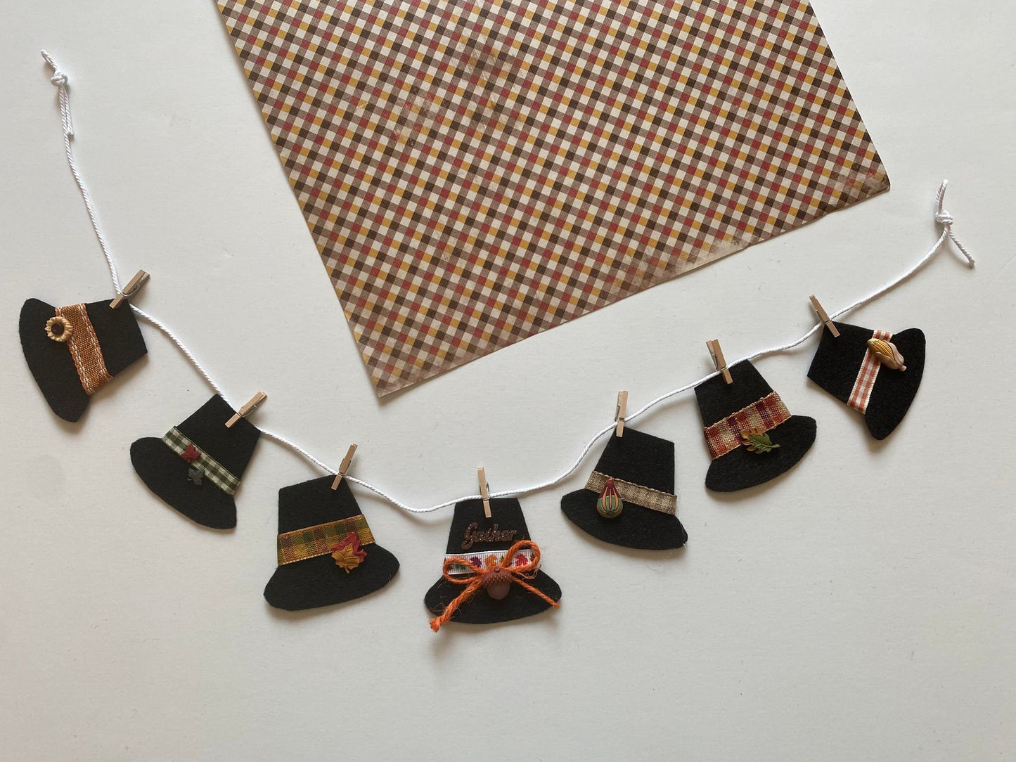 Pilgrim Hat Clothesline Banner, Pilgrim's Laundry Line, Thanksgiving Bunting, Miniature Felt Garland, Tiered Tray Home Decor for November