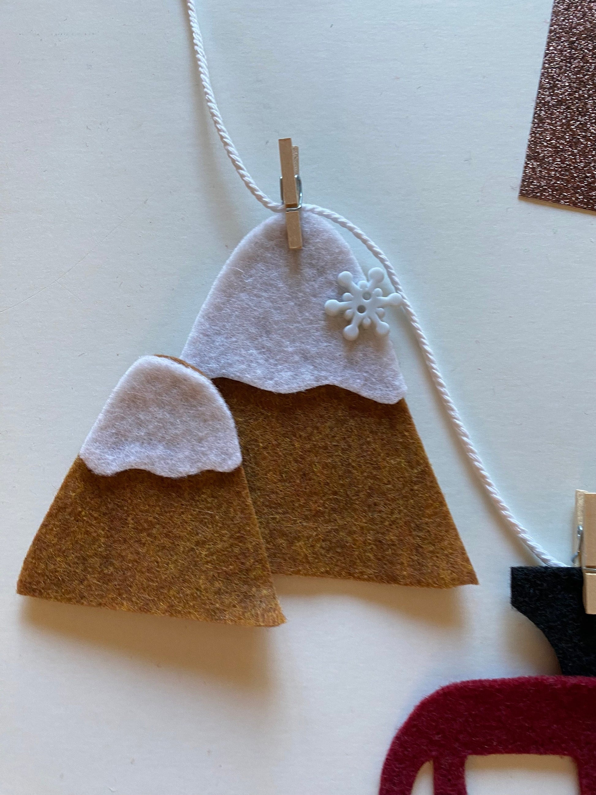 Ski Lodge Miniature Felt Clothesline Banner, Winter Chateau Garland, Sports Bunting for Decoration