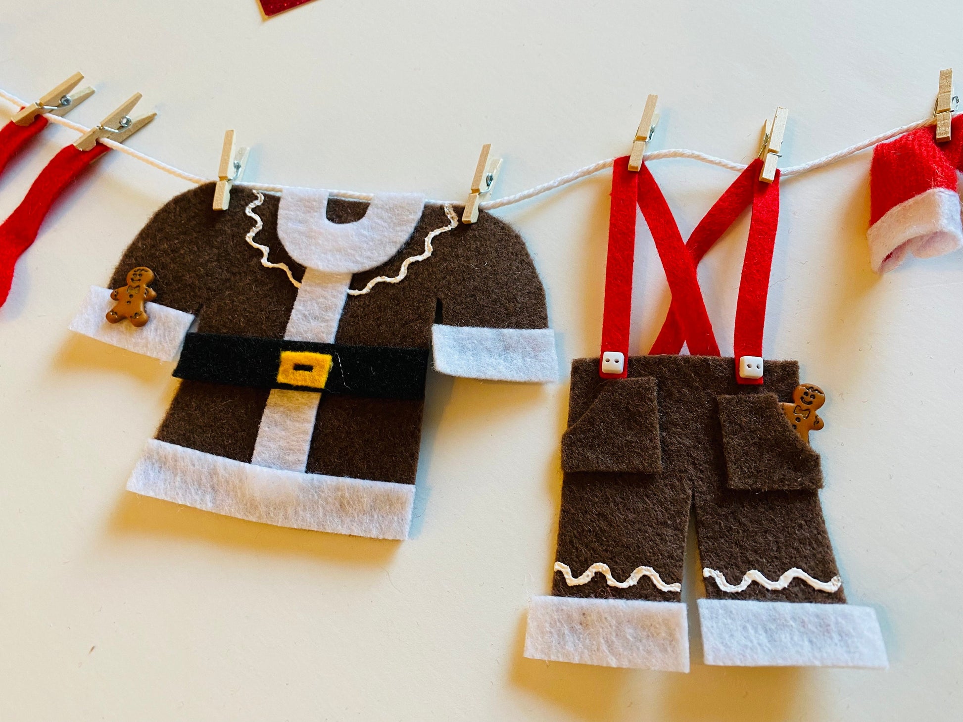Mr. & Mrs. Claus Laundry Line, Gingerbread Outfits Clothesline Banner, Miniature Felt Garland, Christmas Bunting, Wall Hanging Decoration
