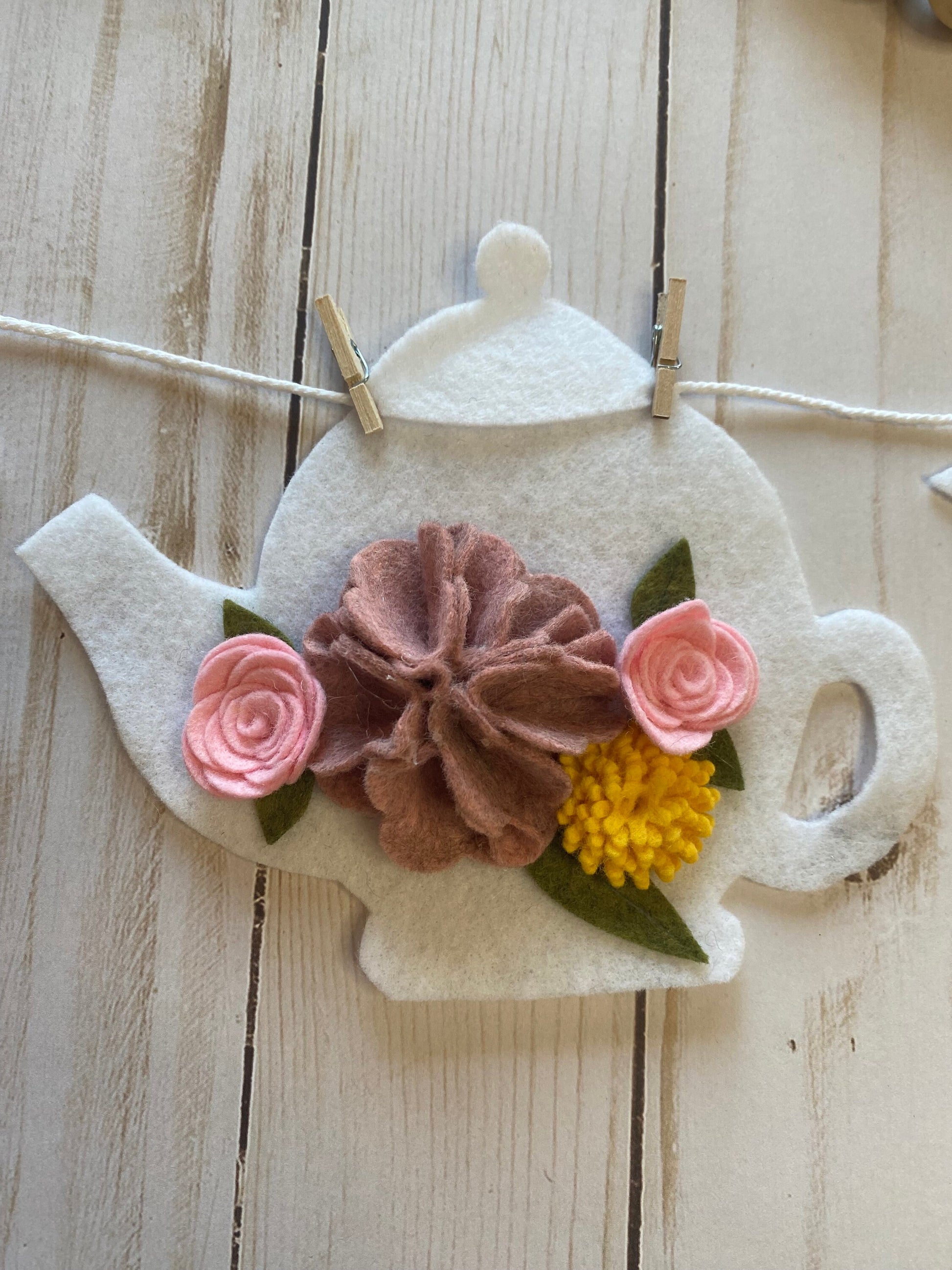 Tea Set Banner, Felt Flower Teapot Garland, with Sugar Bowl & Pitcher, Tea cups with saucers, Wall Hanging Decoration for Mother’s Day