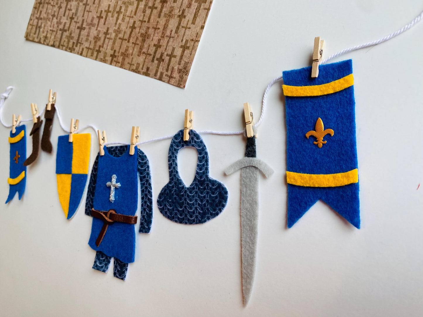 Medieval Knight’s Chainmail Armor Clothesline Banner, Miniature Felt Laundry Line Decoration, Bunting, Garland for Party or Renaissance Fair