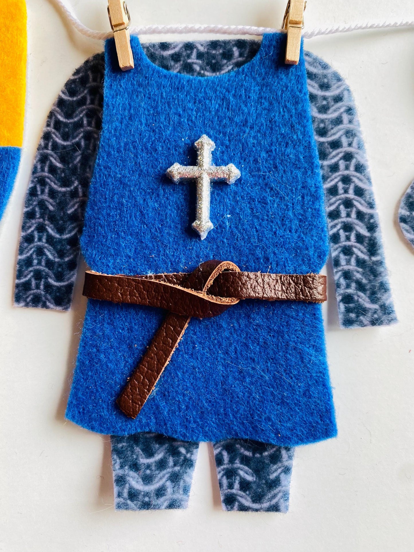 Medieval Knight’s Chainmail Armor Clothesline Banner, Miniature Felt Laundry Line Decoration, Bunting, Garland for Party or Renaissance Fair