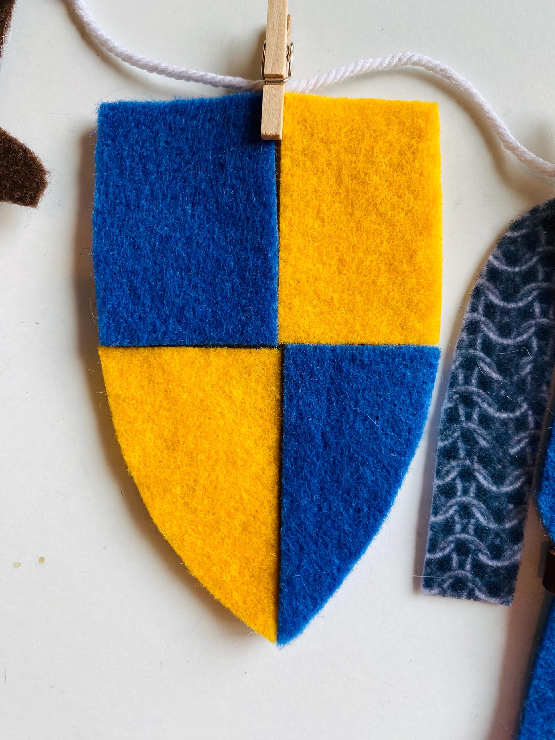 Medieval Knight’s Chainmail Armor Clothesline Banner, Miniature Felt Laundry Line Decoration, Bunting, Garland for Party or Renaissance Fair