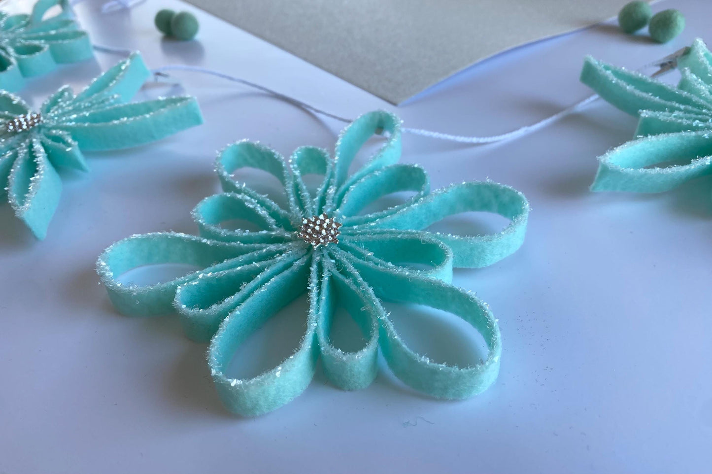 Sparkly Felt Snowflake Garland, Quilling Style Felt Snowflake Banner, Wall Hanging Decoration with Glitter for Winter