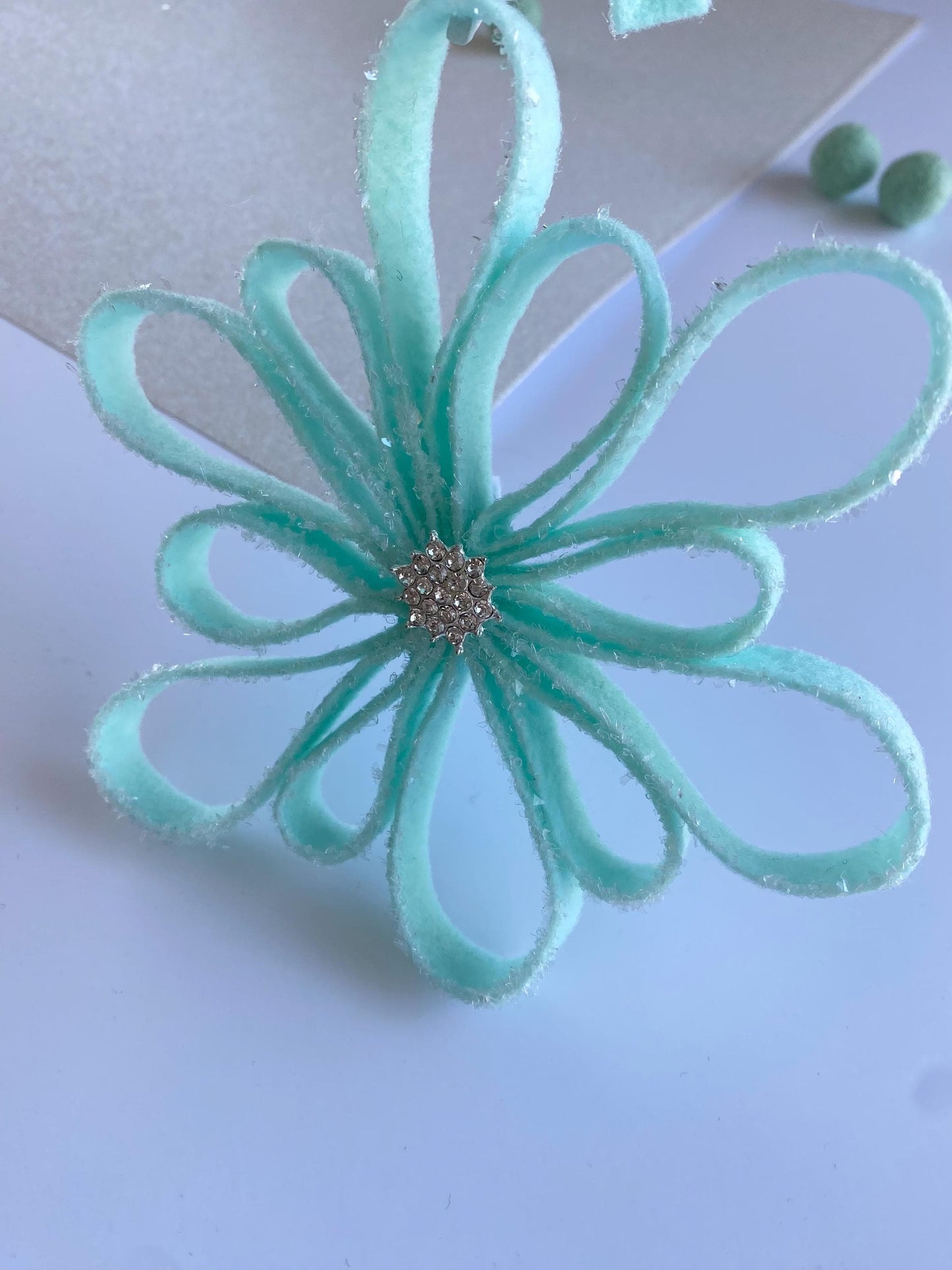 Sparkly Felt Snowflake Garland, Quilling Style Felt Snowflake Banner, Wall Hanging Decoration with Glitter for Winter