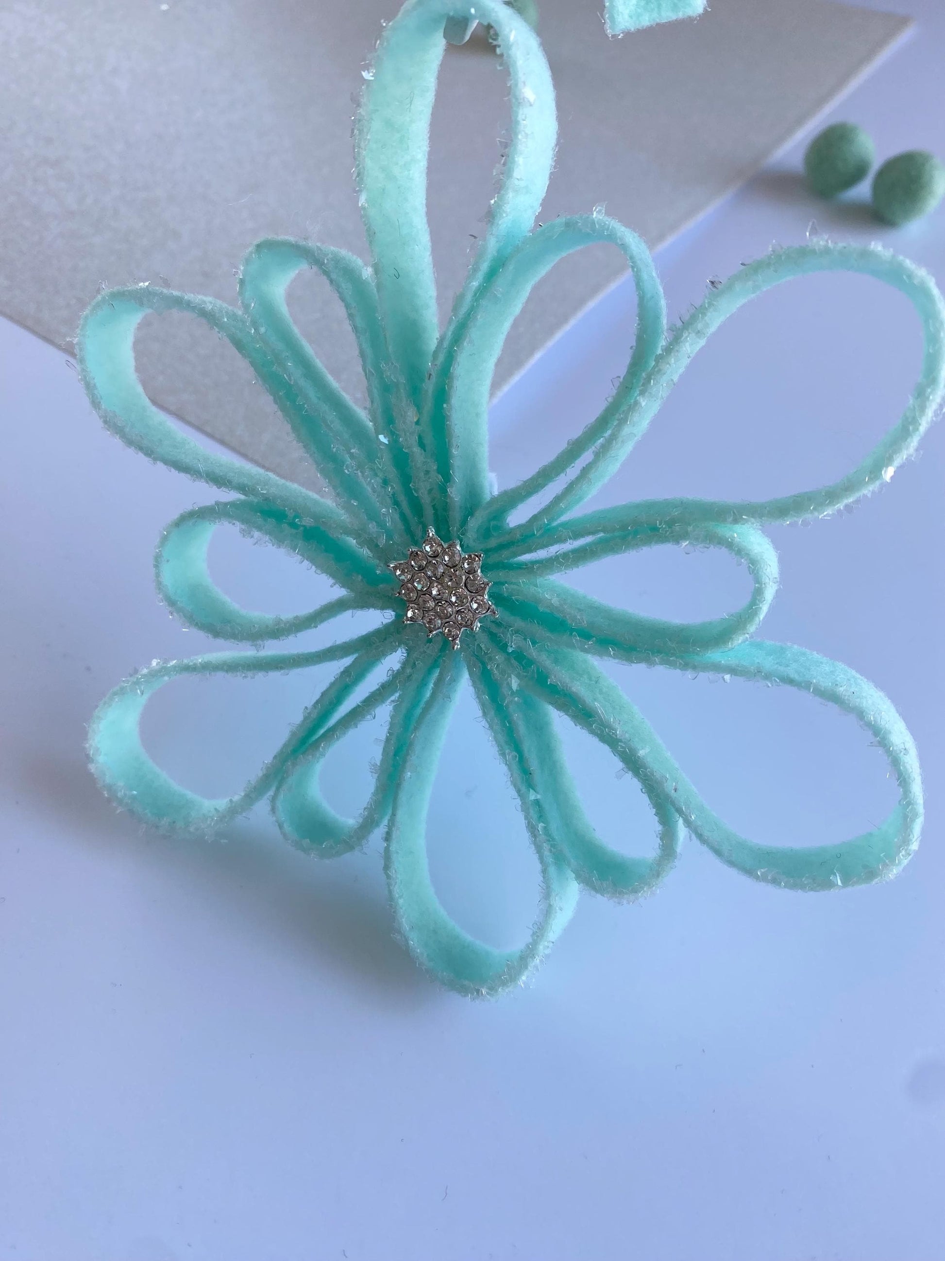 Sparkly Felt Snowflake Garland, Quilling Style Felt Snowflake Banner, Wall Hanging Decoration with Glitter for Winter