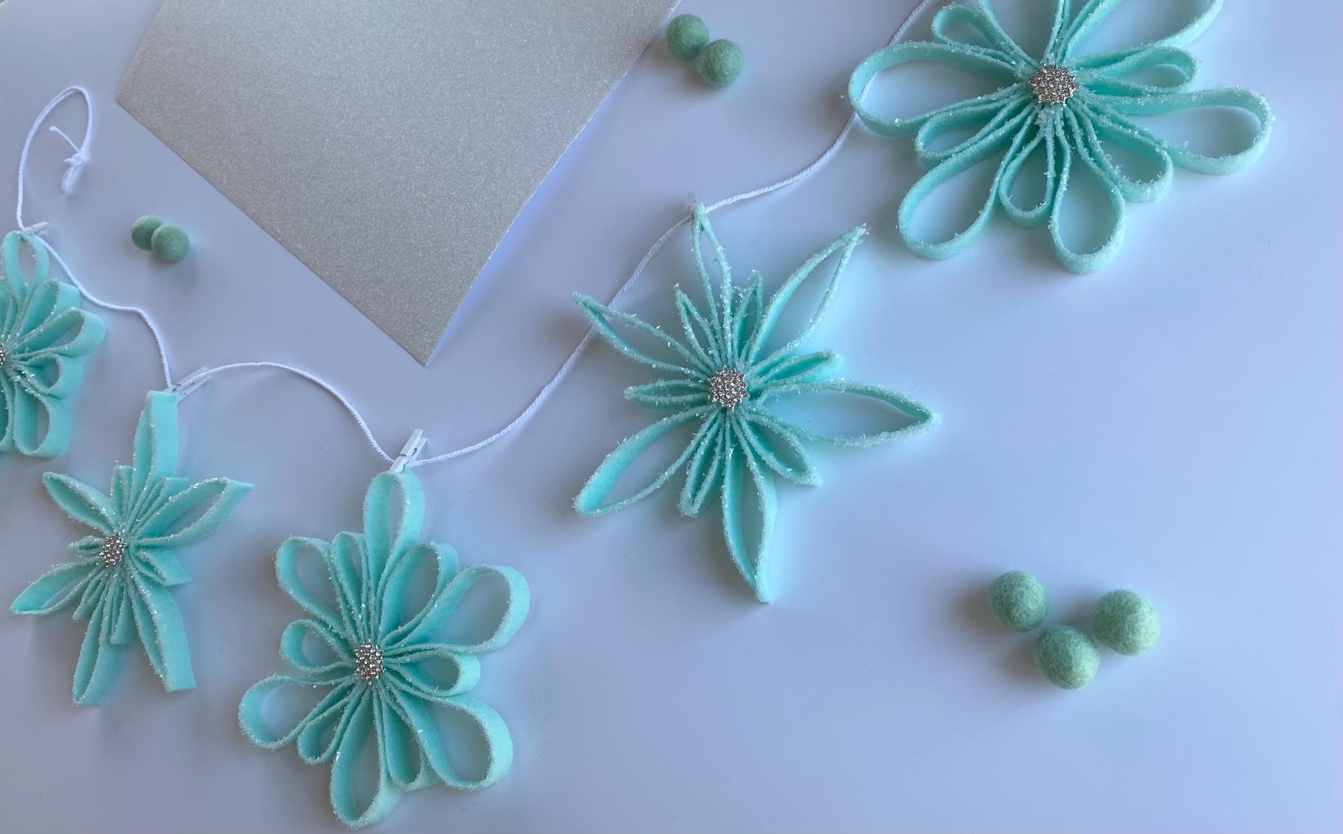 Sparkly Felt Snowflake Garland, Quilling Style Felt Snowflake Banner, Wall Hanging Decoration with Glitter for Winter