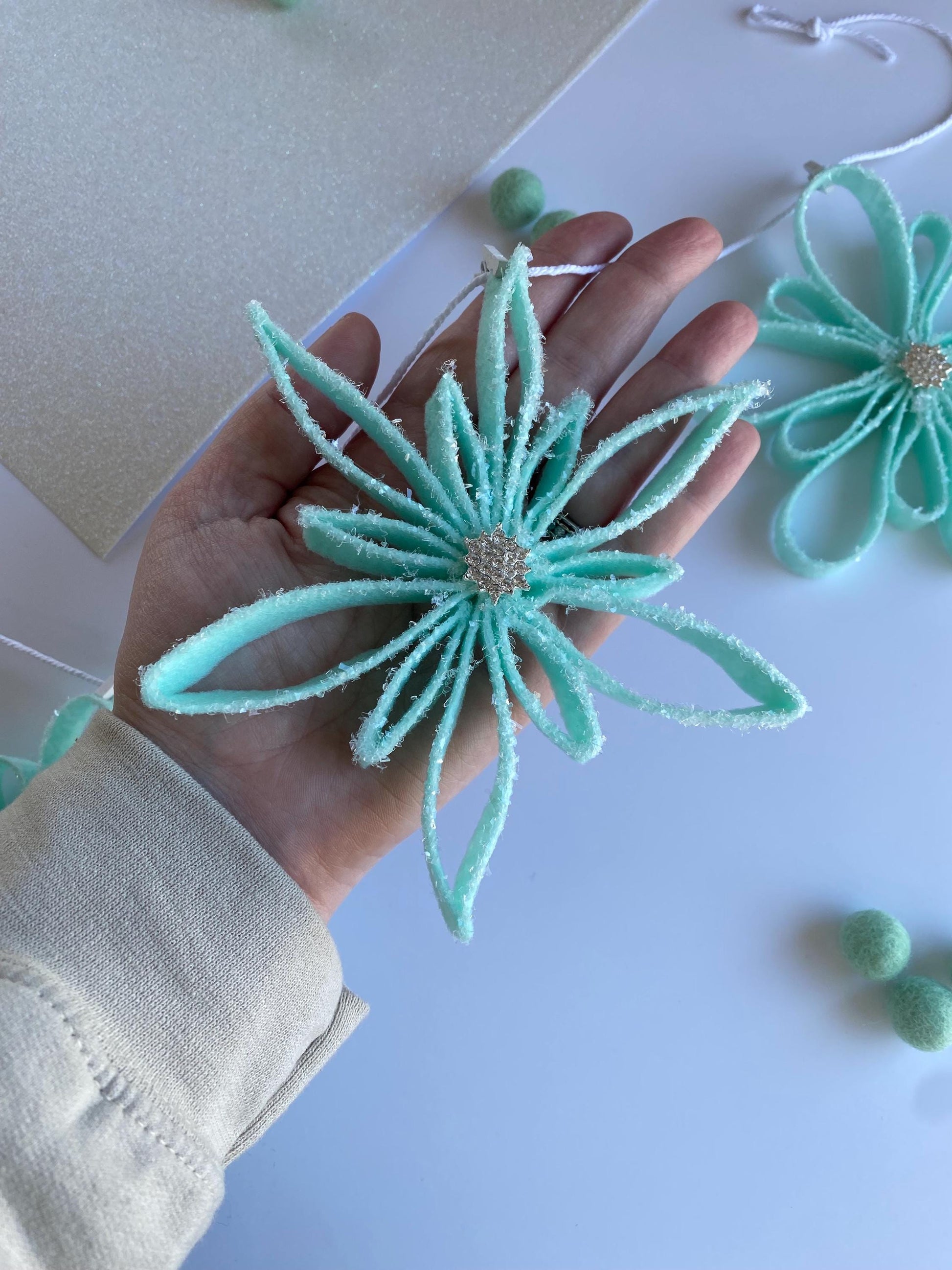 Sparkly Felt Snowflake Garland, Quilling Style Felt Snowflake Banner, Wall Hanging Decoration with Glitter for Winter