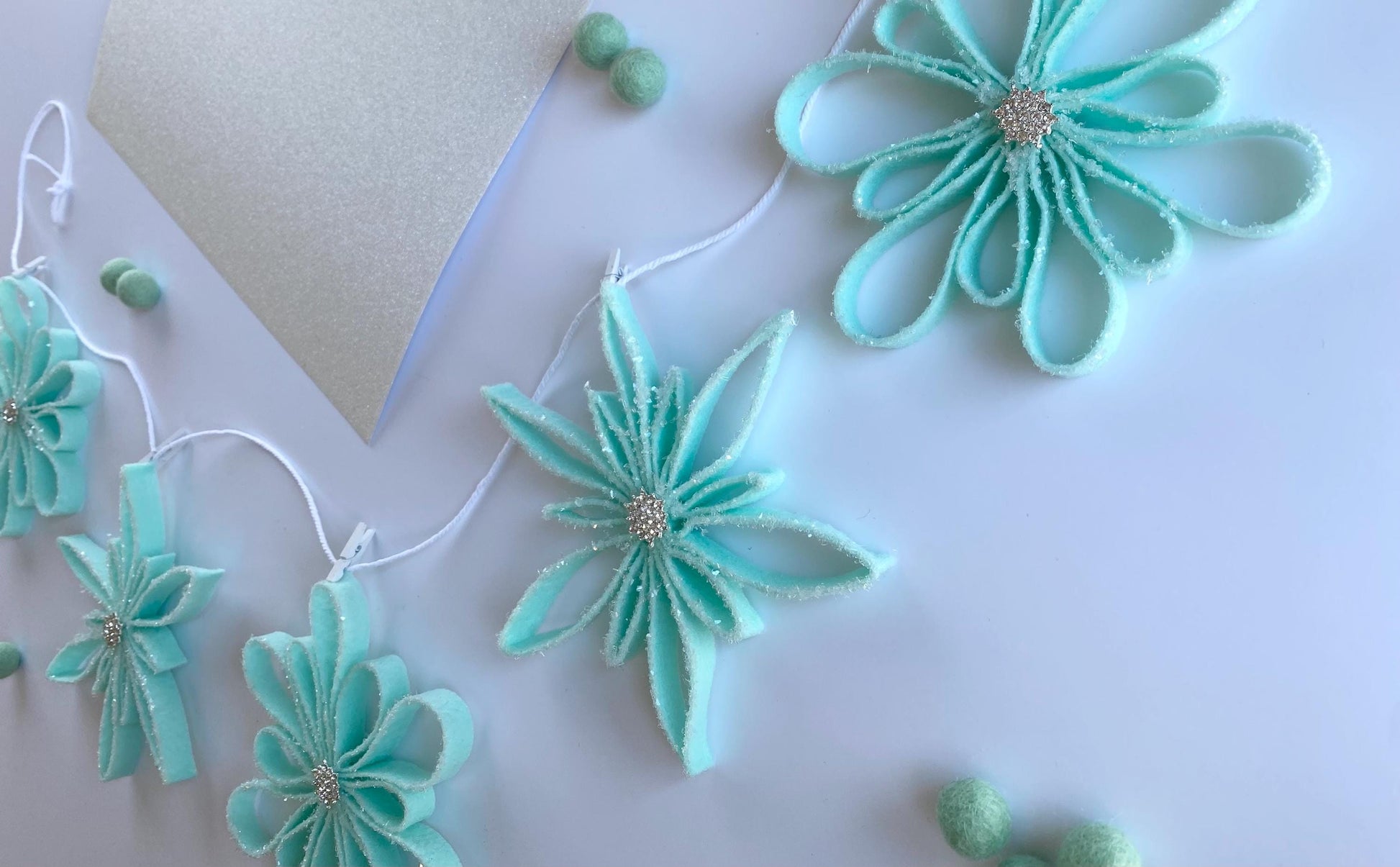 Sparkly Felt Snowflake Garland, Quilling Style Felt Snowflake Banner, Wall Hanging Decoration with Glitter for Winter