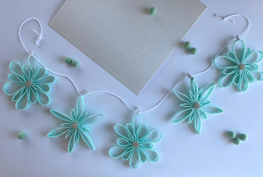 Sparkly Felt Snowflake Garland, Quilling Style Felt Snowflake Banner, Wall Hanging Decoration with Glitter for Winter