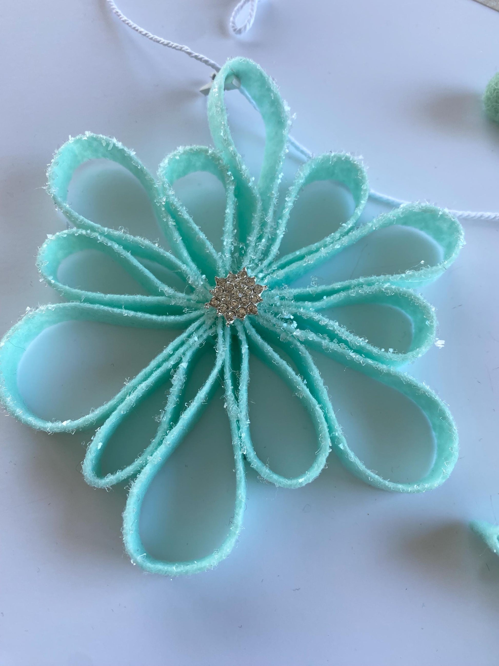 Sparkly Felt Snowflake Garland, Quilling Style Felt Snowflake Banner, Wall Hanging Decoration with Glitter for Winter
