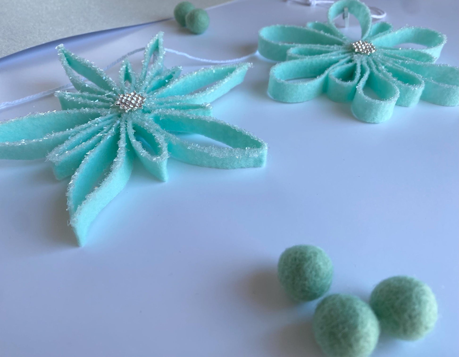 Sparkly Felt Snowflake Garland, Quilling Style Felt Snowflake Banner, Wall Hanging Decoration with Glitter for Winter