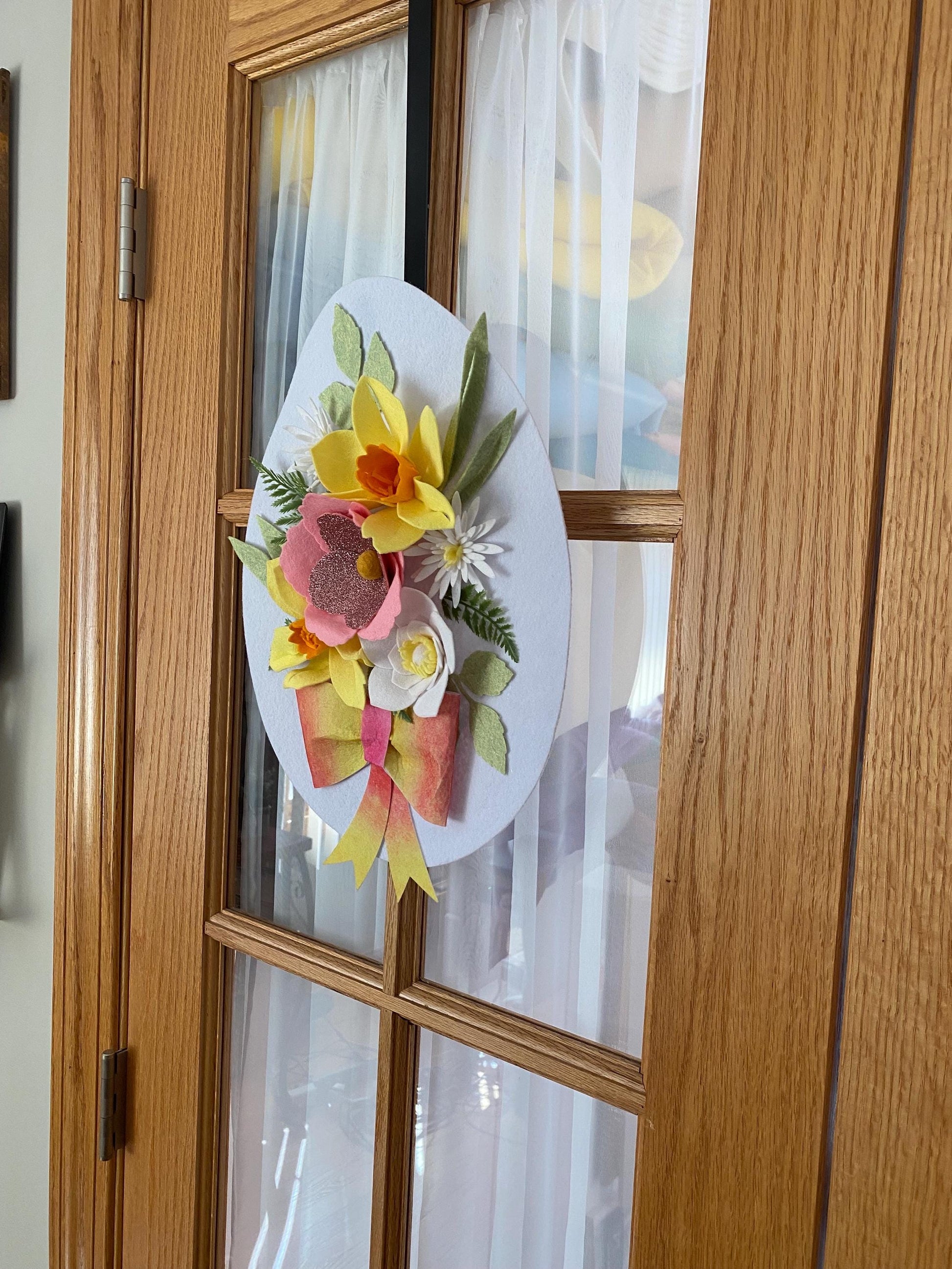 Felt Flower Egg Door Hanger, Easter Egg Wall Hanging with Bow and Florals for Spring Home Decoration