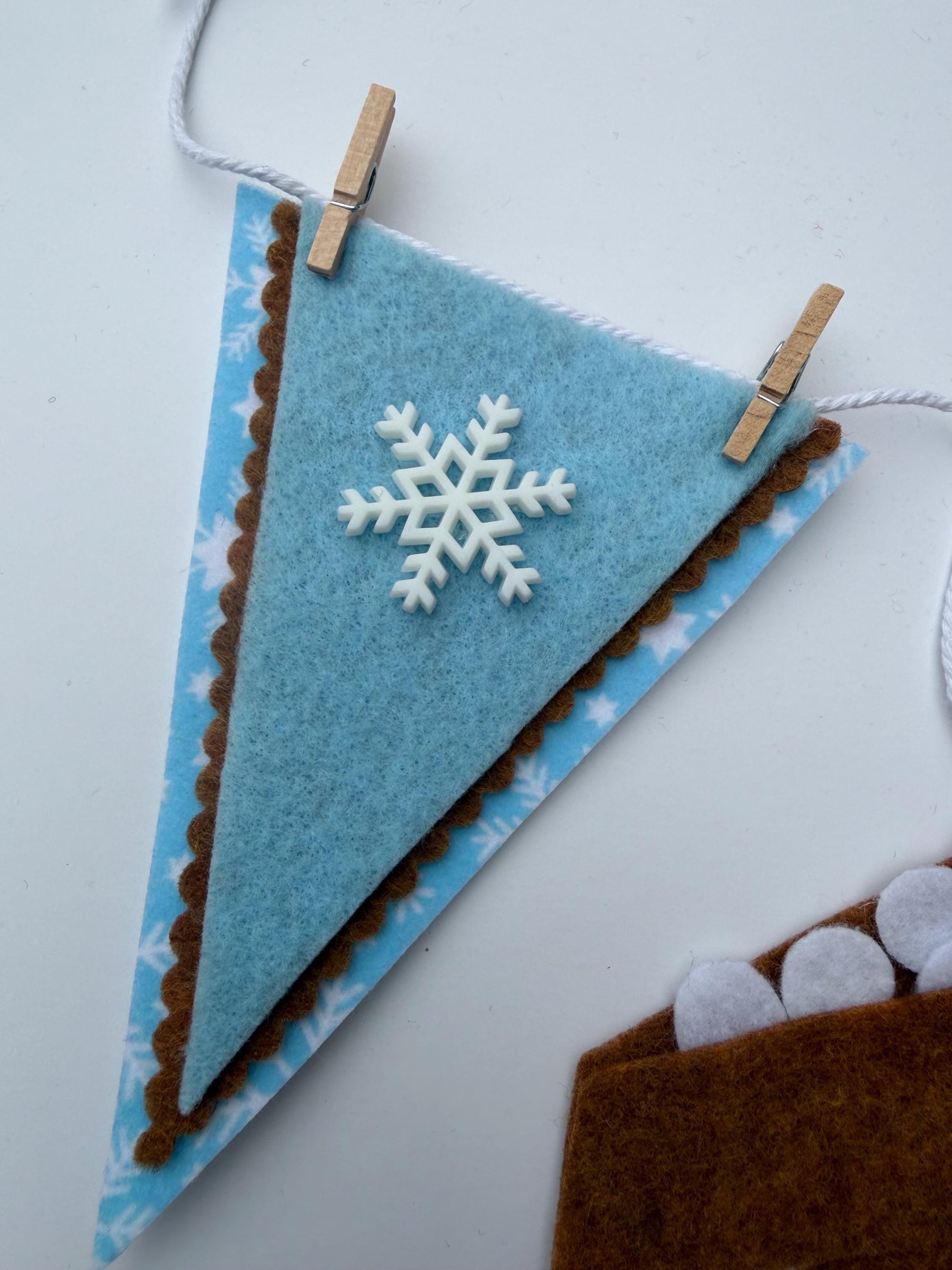 Build a Snowman Booth Miniature Felt Clothesline Banner, Snow Garland, Snowflake Bunting, January Wall Hanging for Decoration