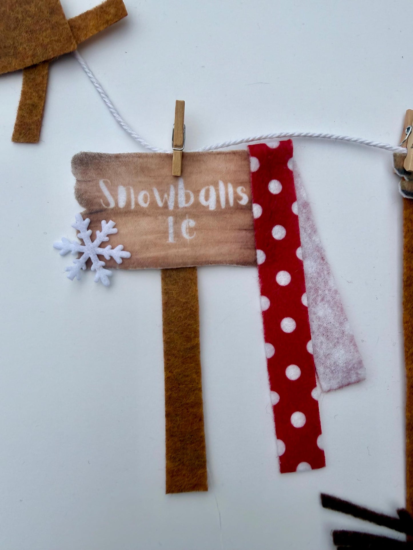 Build a Snowman Booth Miniature Felt Clothesline Banner, Snow Garland, Snowflake Bunting, January Wall Hanging for Decoration