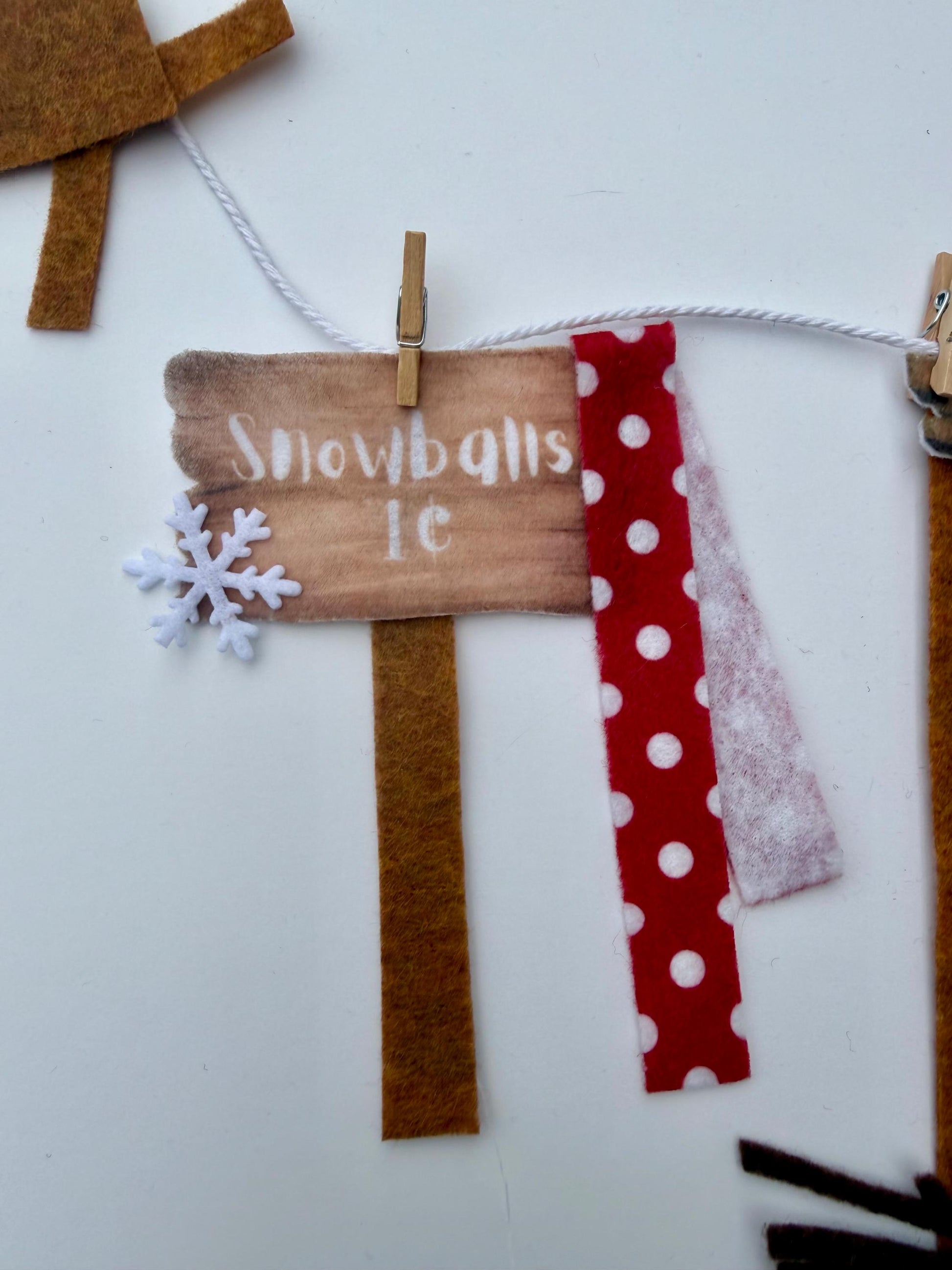 Build a Snowman Booth Miniature Felt Clothesline Banner, Snow Garland, Snowflake Bunting, January Wall Hanging for Decoration