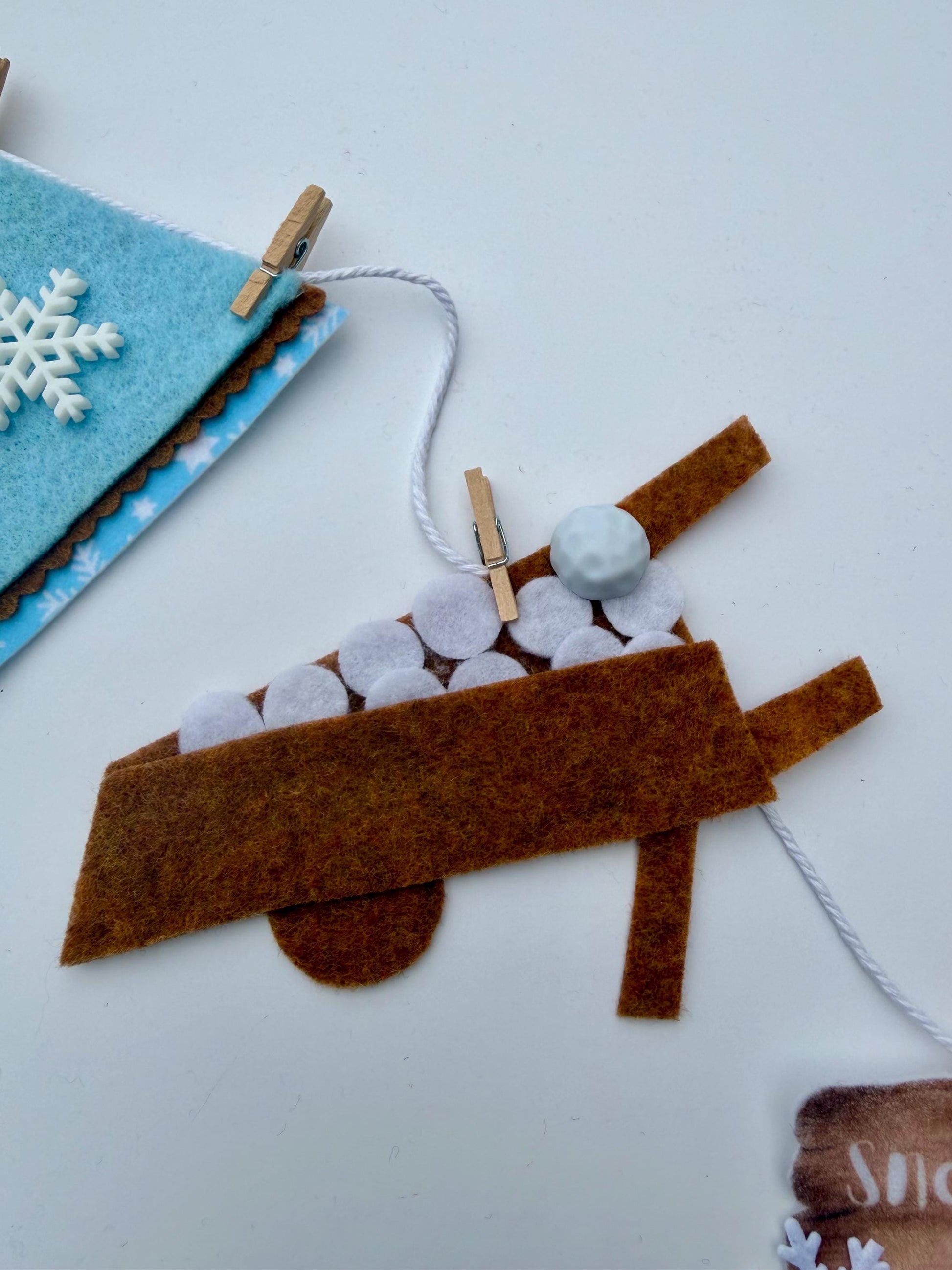 Build a Snowman Booth Miniature Felt Clothesline Banner, Snow Garland, Snowflake Bunting, January Wall Hanging for Decoration