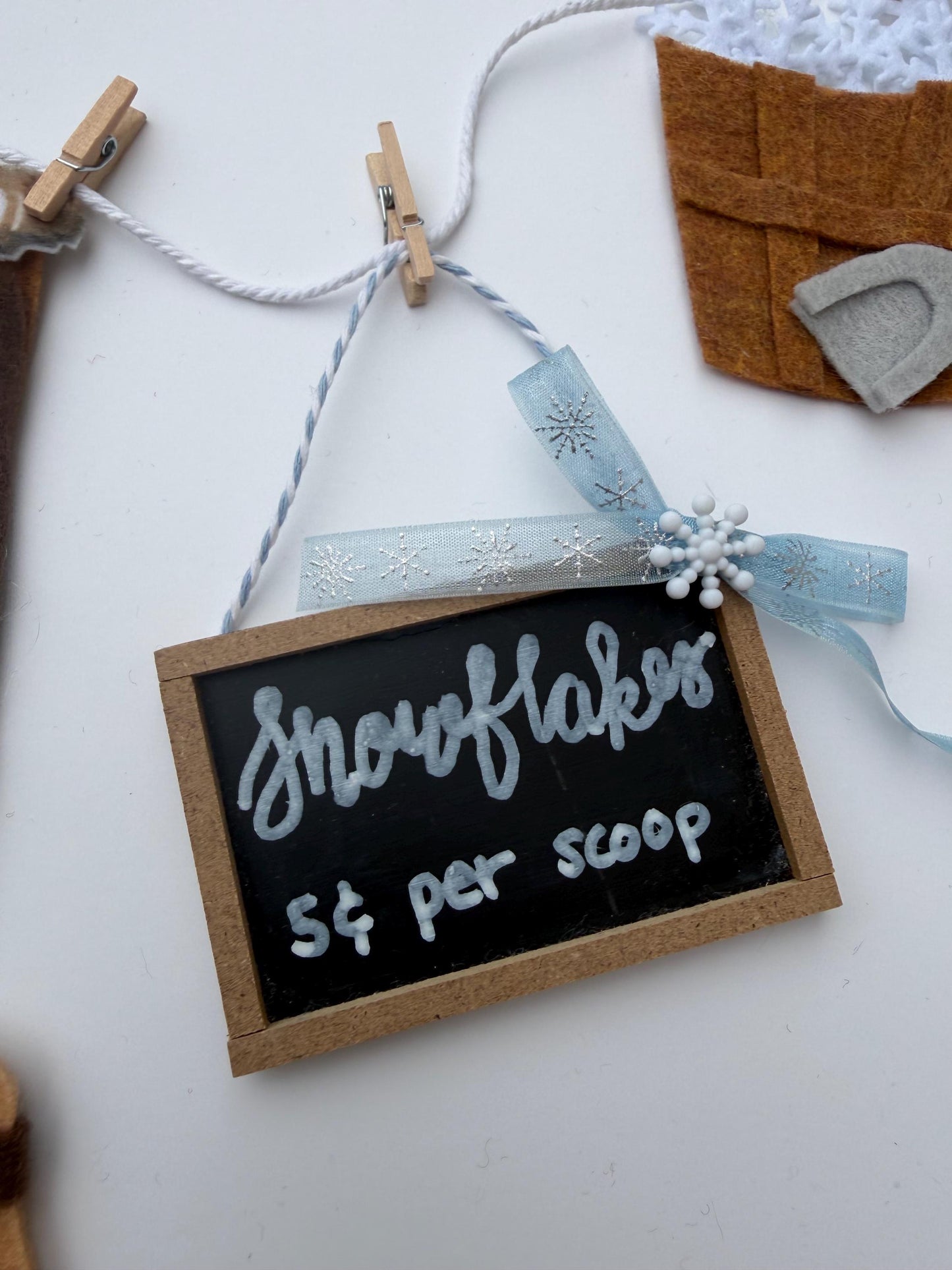 Build a Snowman Booth Miniature Felt Clothesline Banner, Snow Garland, Snowflake Bunting, January Wall Hanging for Decoration