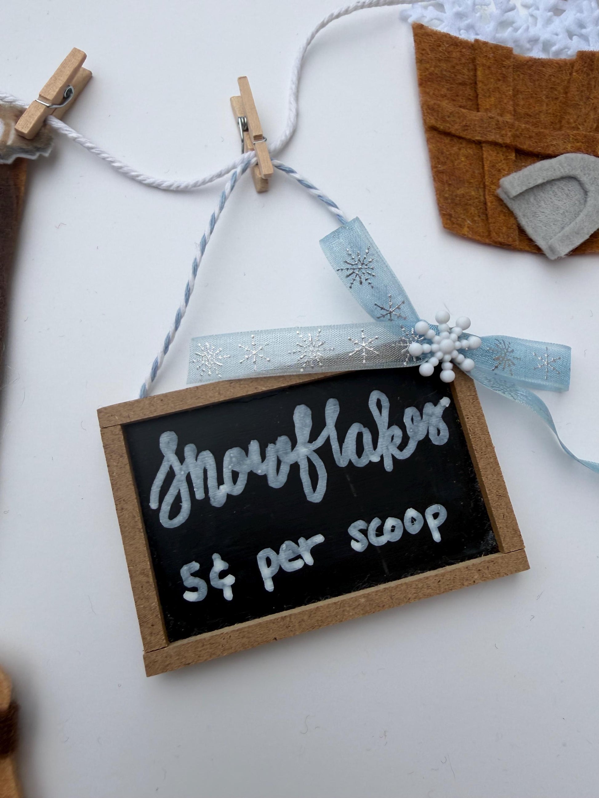 Build a Snowman Booth Miniature Felt Clothesline Banner, Snow Garland, Snowflake Bunting, January Wall Hanging for Decoration