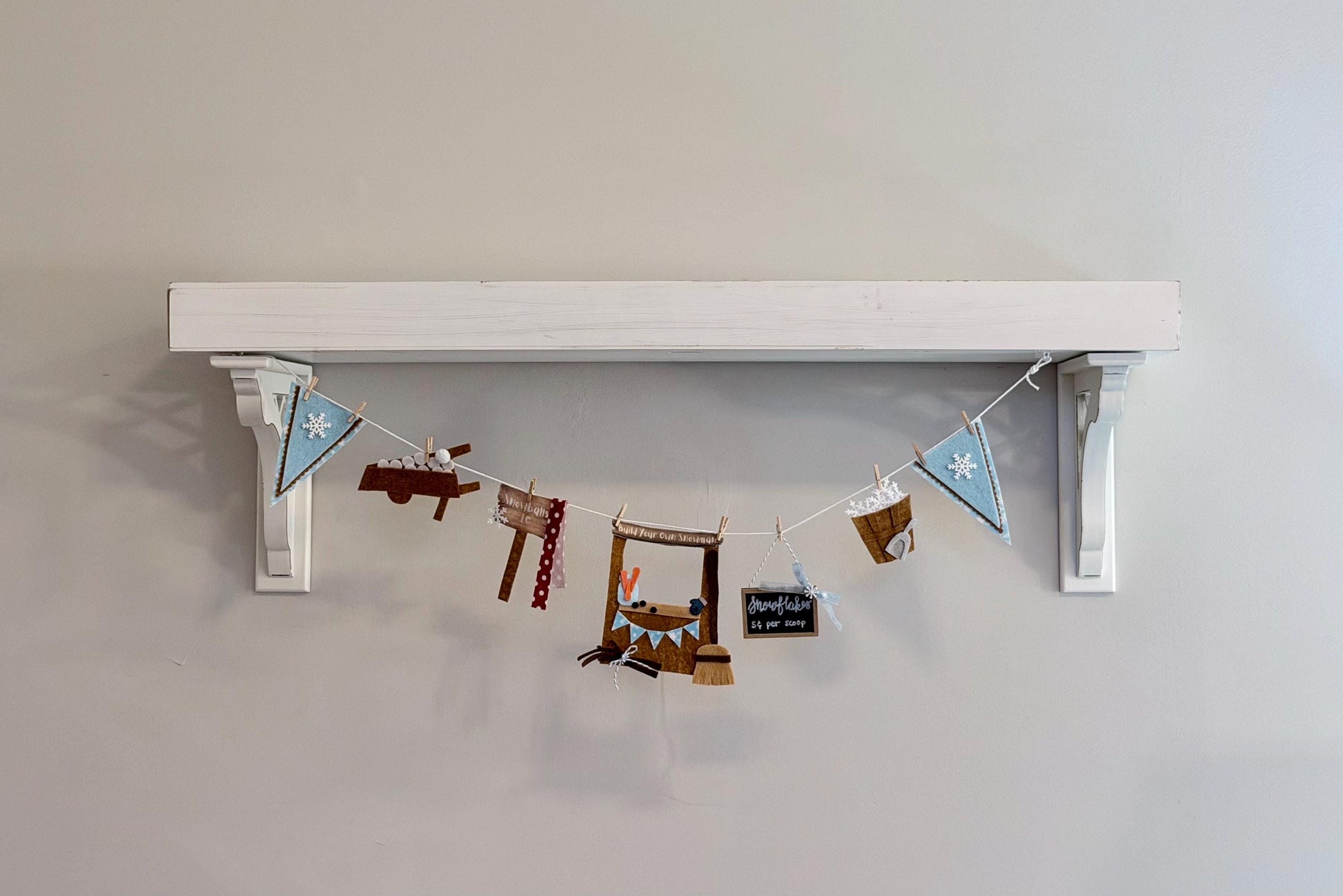 Build a Snowman Booth Miniature Felt Clothesline Banner, Snow Garland, Snowflake Bunting, January Wall Hanging for Decoration