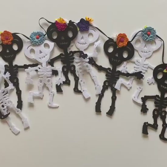 Day of the Dead Skeleton Felt Banner with Felt Flowers Garland, Dia de los Muertos Banner, Mexican Holiday Bunting, Skull Wall Hanging Decor
