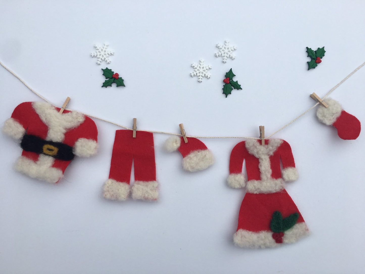 Miniature Felted Santa & Mrs. Claus Clothesline Banner Christmas Decoration Bunting Garland Wall Hanging