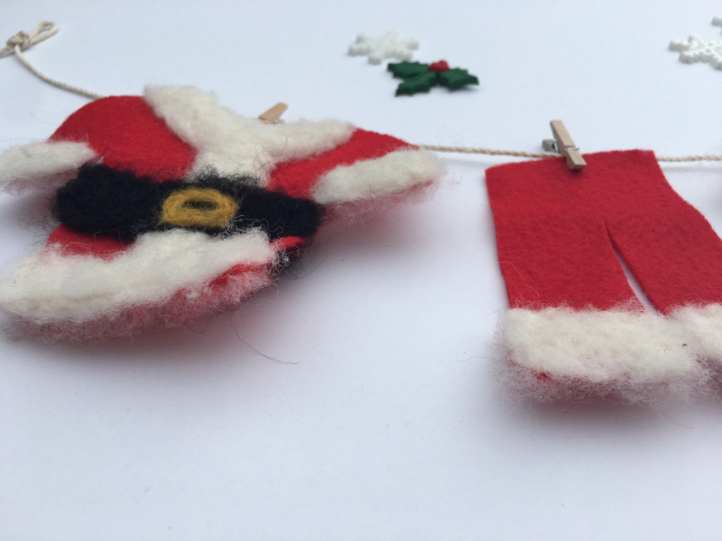 Miniature Felted Santa & Mrs. Claus Clothesline Banner Christmas Decoration Bunting Garland Wall Hanging