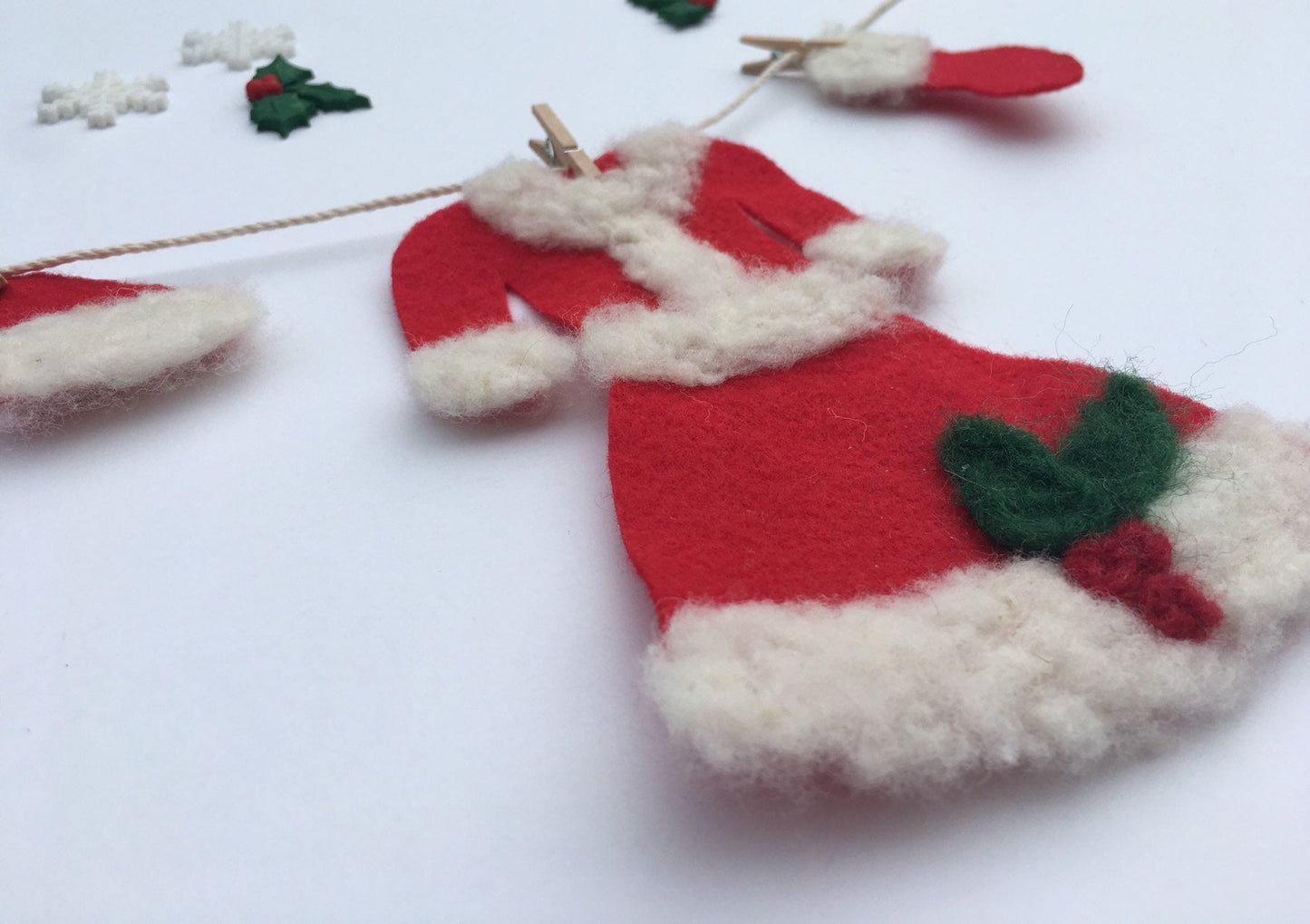 Miniature Felted Santa & Mrs. Claus Clothesline Banner Christmas Decoration Bunting Garland Wall Hanging