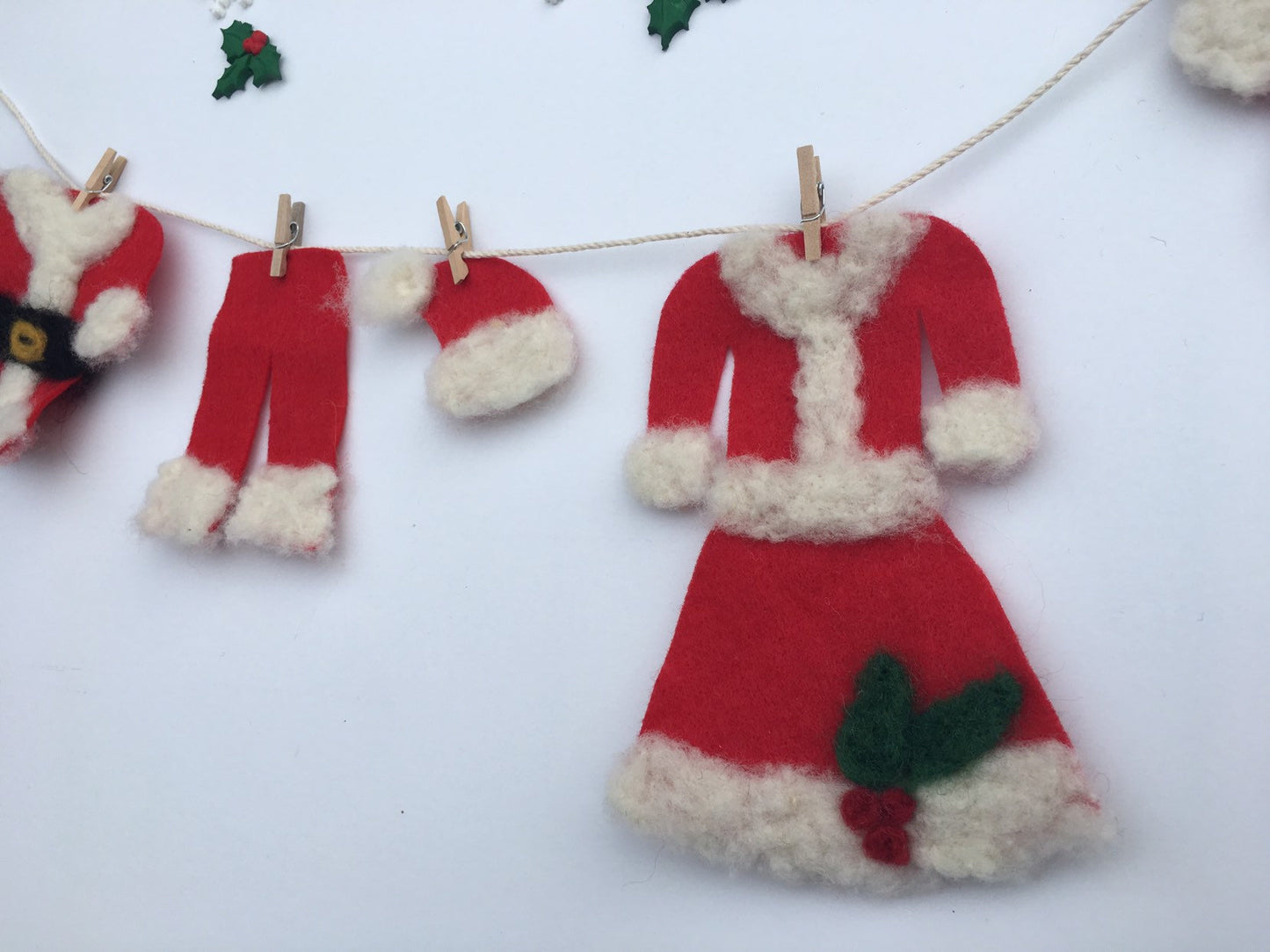 Miniature Felted Santa & Mrs. Claus Clothesline Banner Christmas Decoration Bunting Garland Wall Hanging